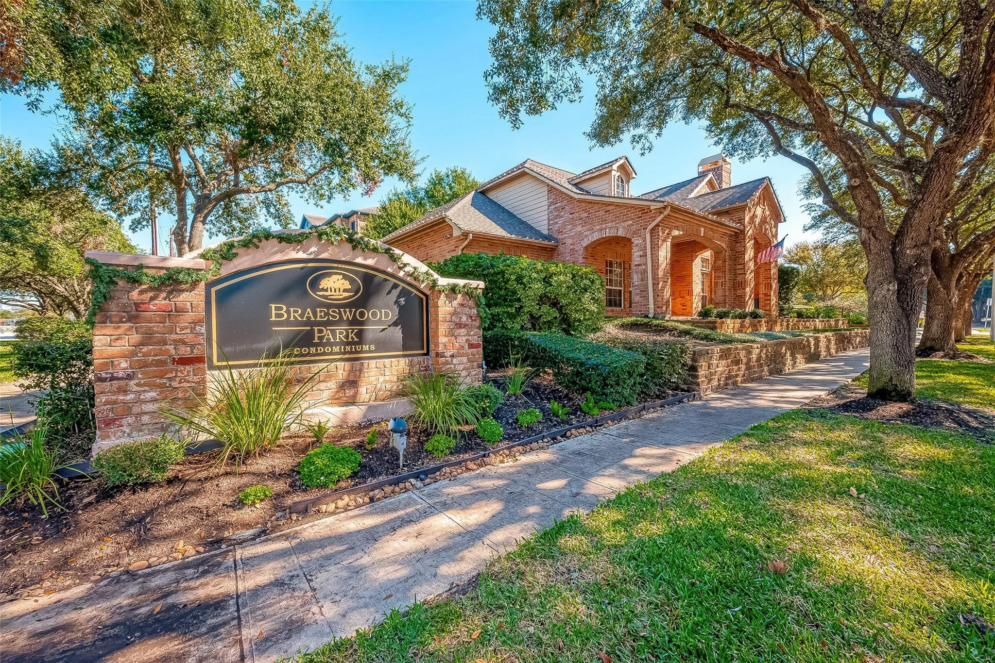 2255 Braeswood Park Drive 294 Property Photo 1