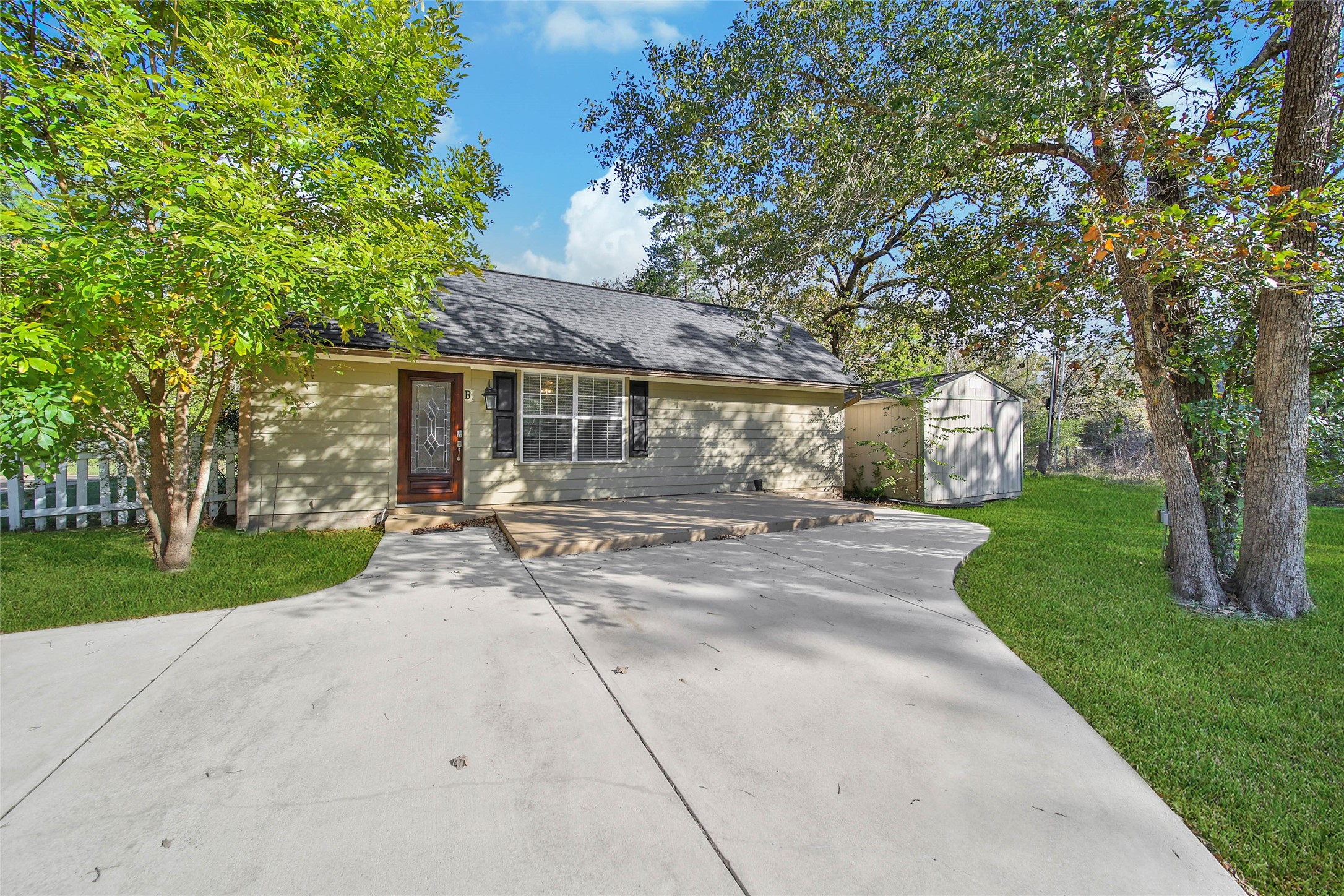 4072 Highway 105 Property Photo 1