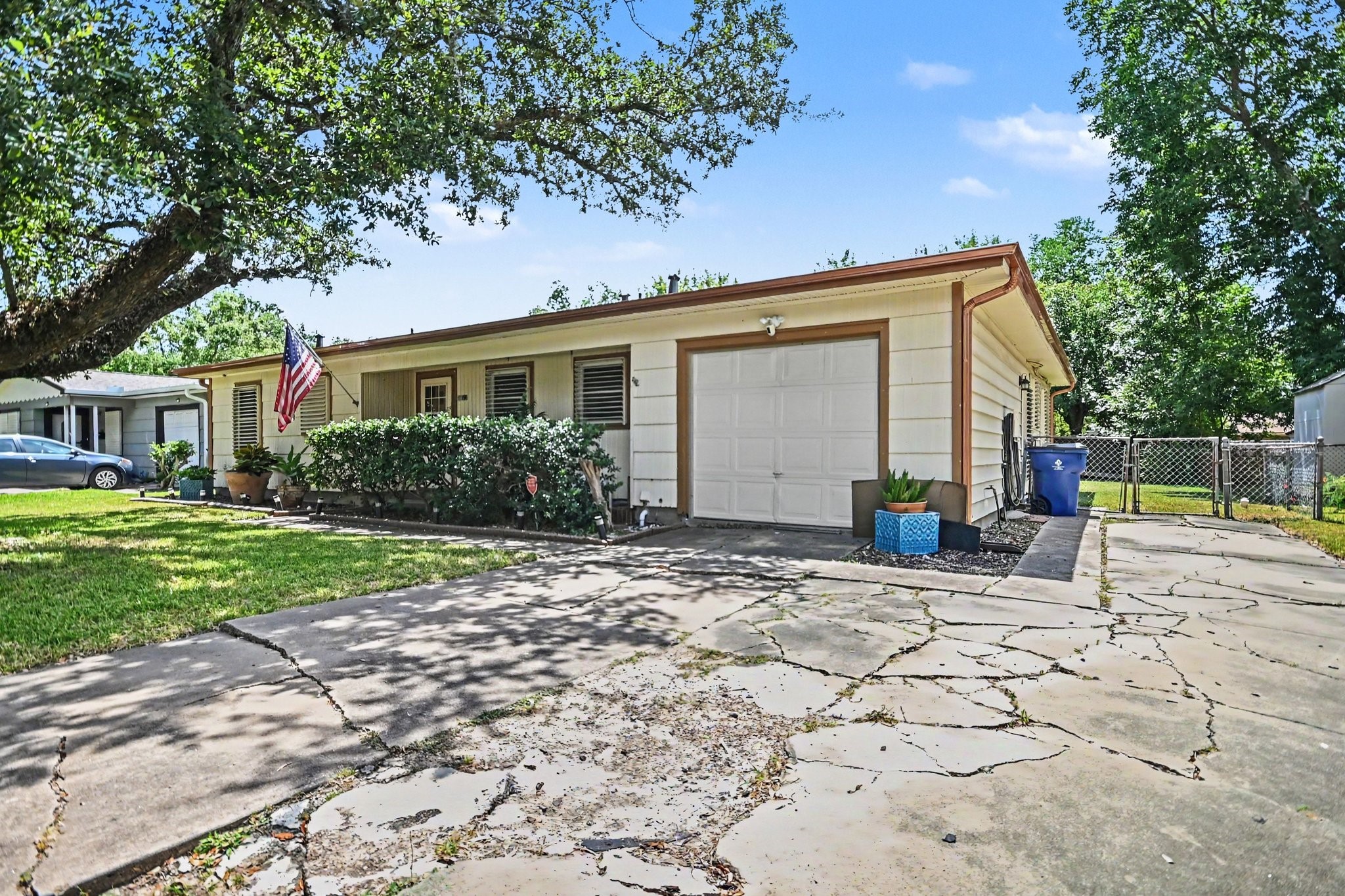 5013 Live Oak Drive Property Photo 3