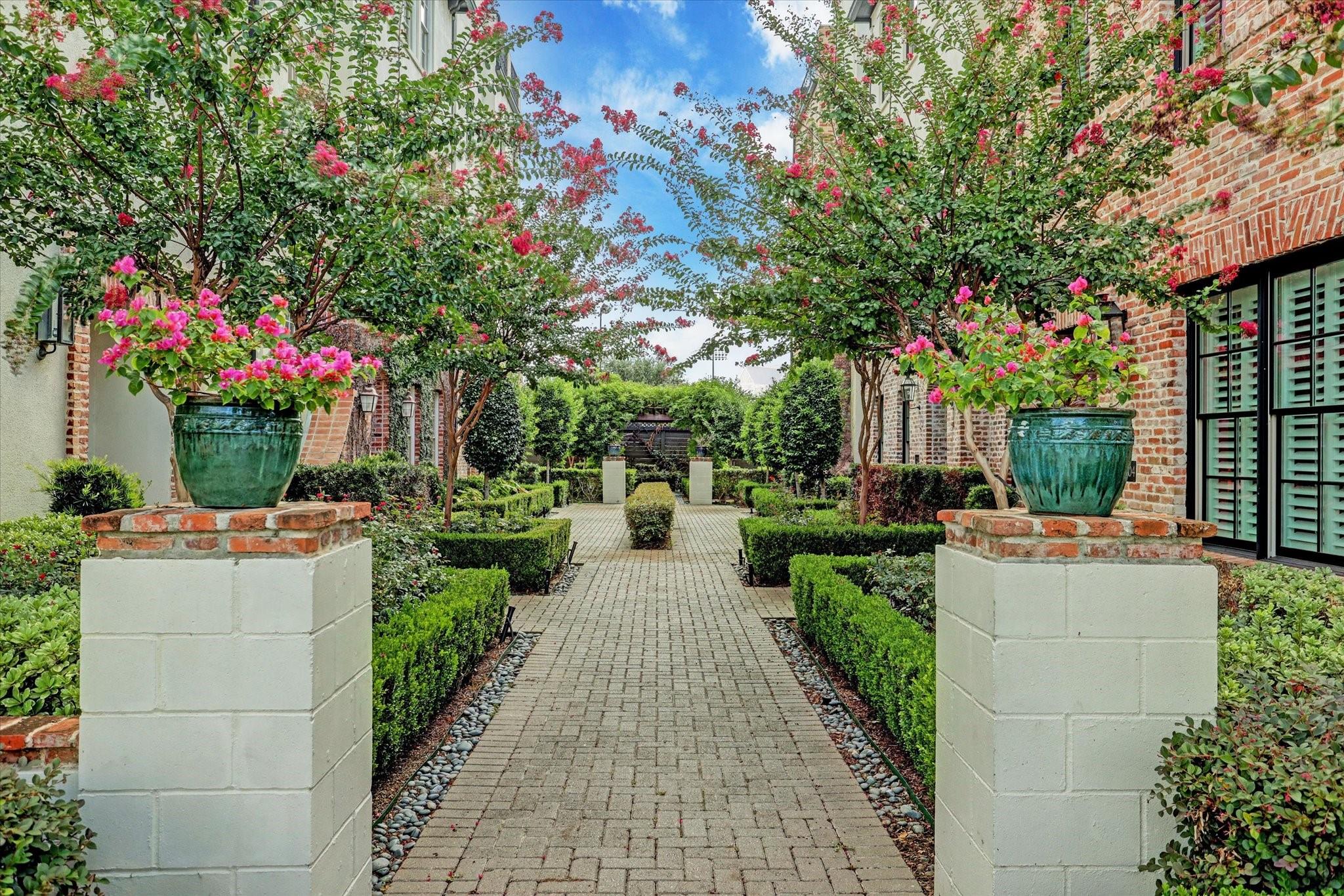 1208 Mosaico Lane, Houston Tx 77055 Property Photo 2