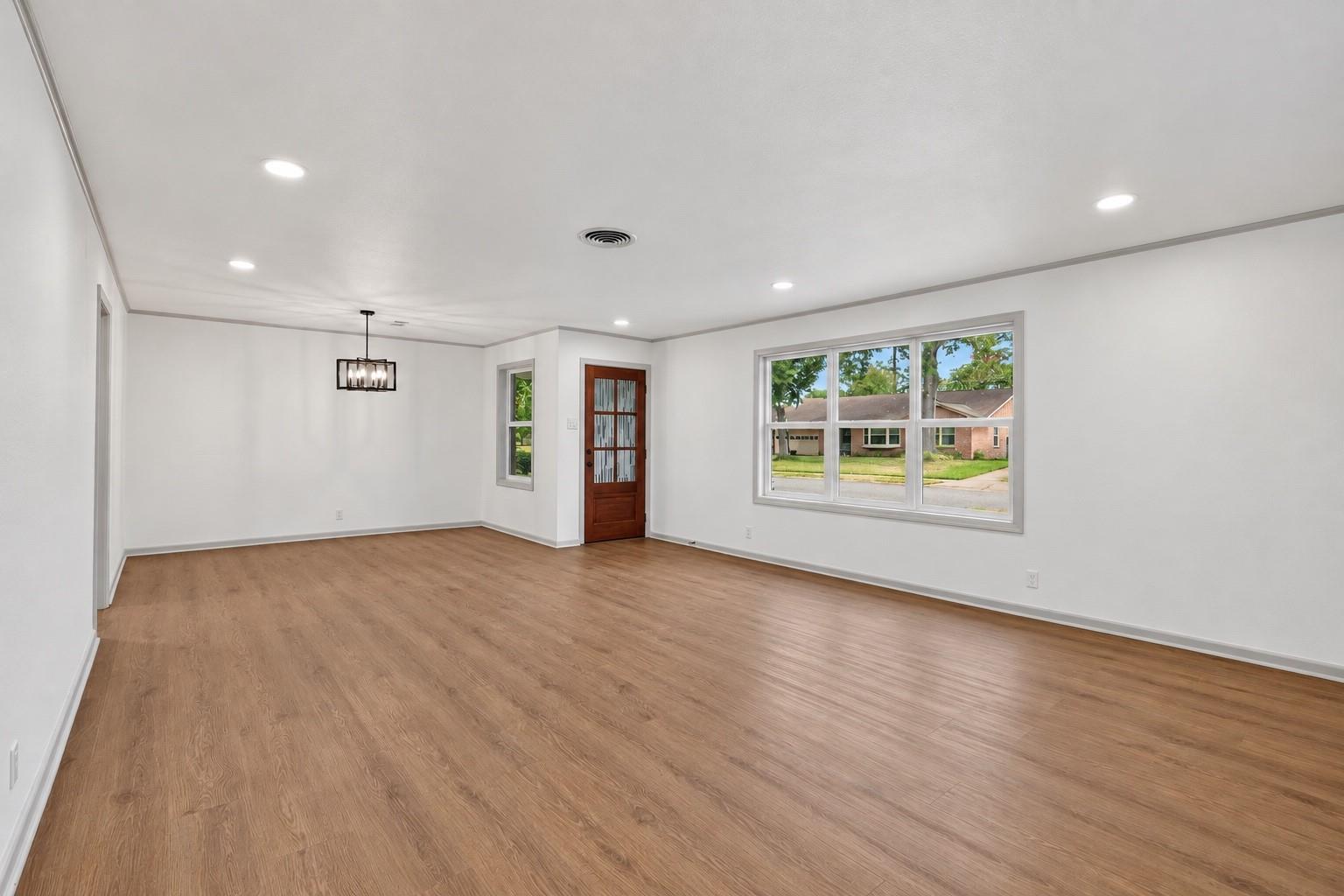 5619 Warm Springs Road, Houston Tx 77035 Property Photo 5