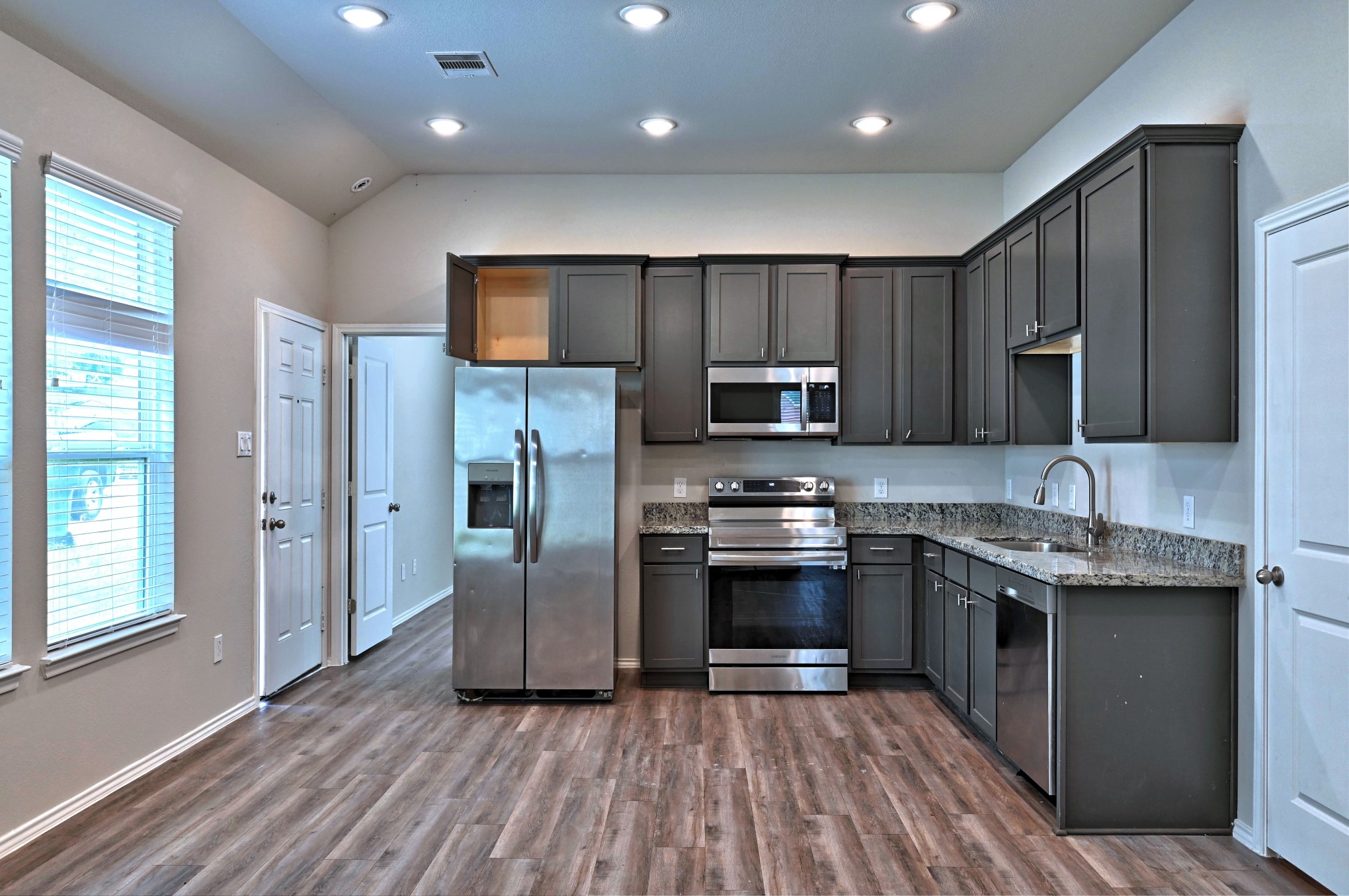 11552 Persimmon Street Property Photo 6