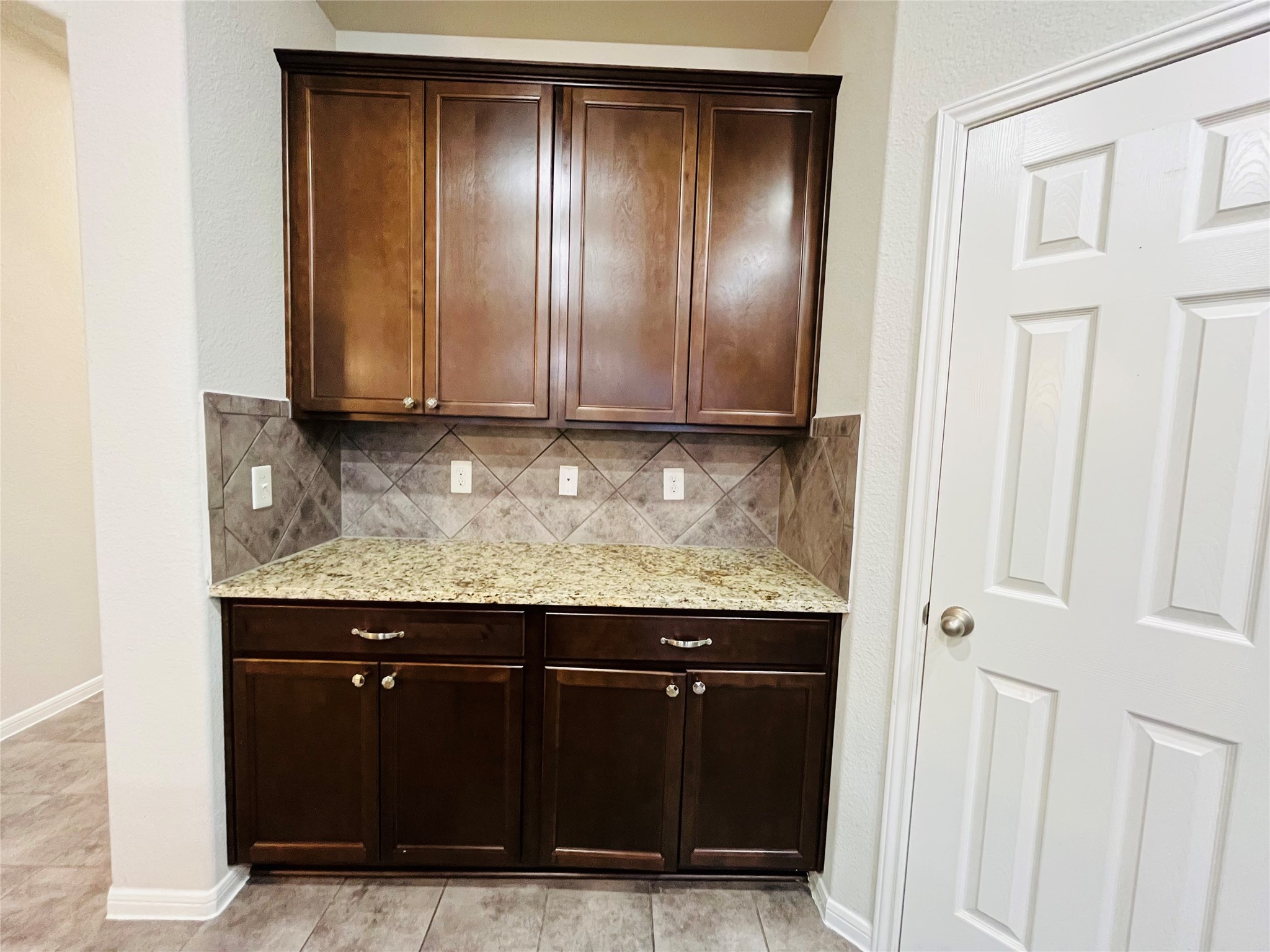 16534 Twinwalker Drive Property Photo 6