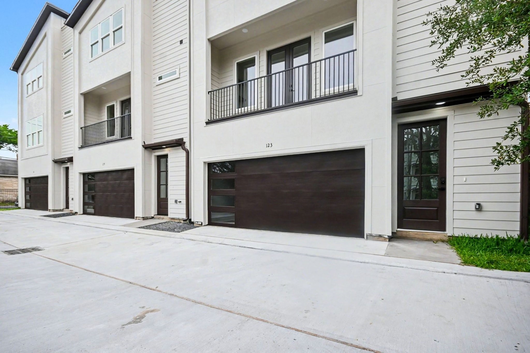 123 Milby Street Property Photo 2