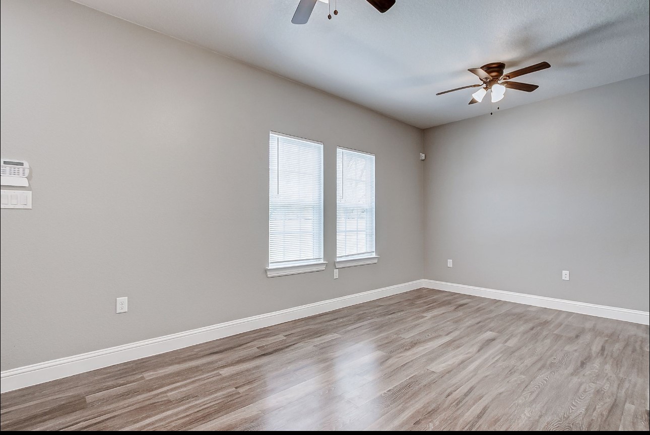2402 Spence Street B Property Photo 5