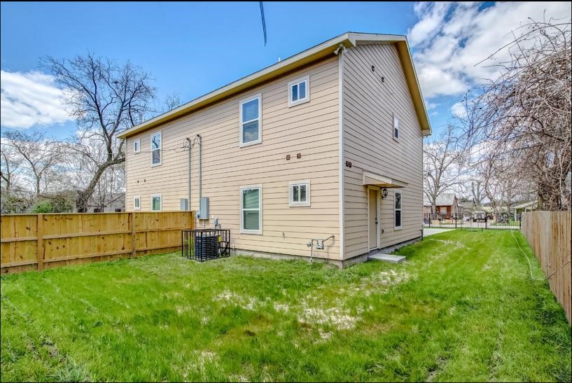 2402 Spence Street B Property Photo 12