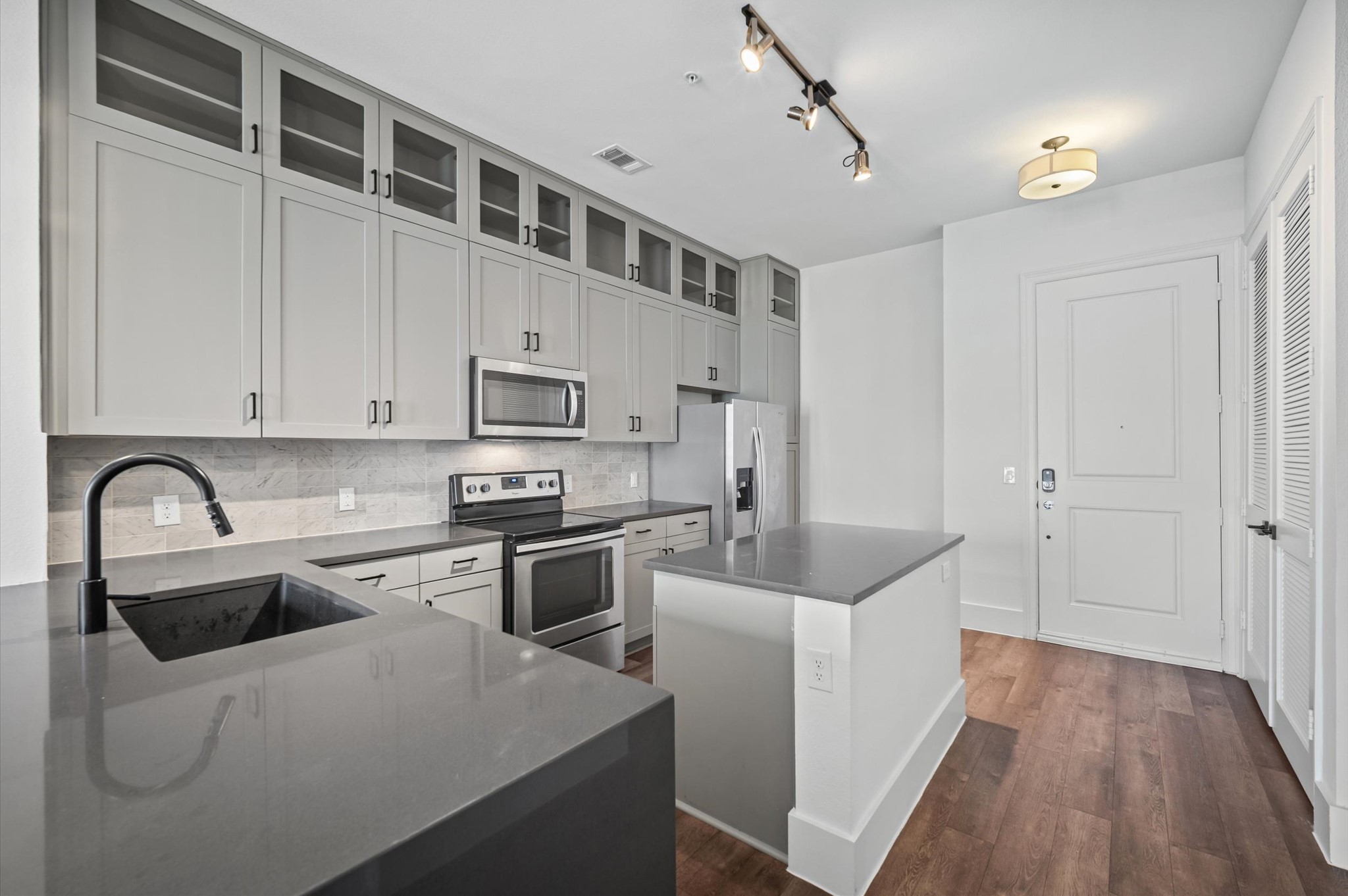 1508 Blodgett Street 503 Property Photo 6