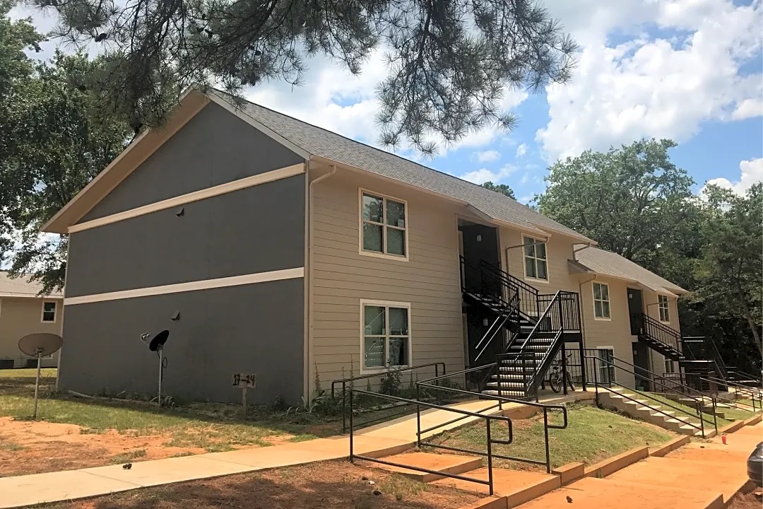 502 W Main Property Photo 4