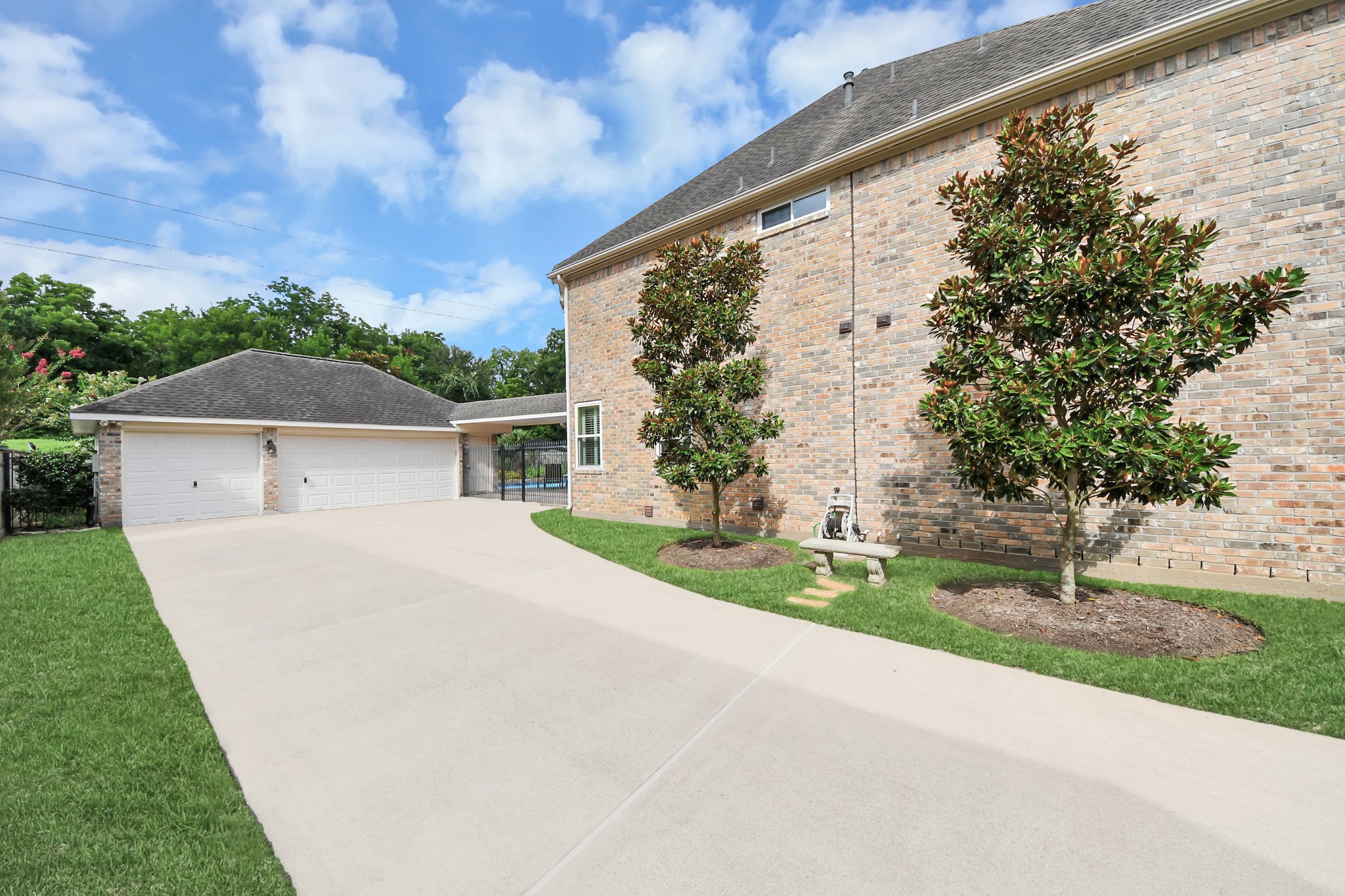 16 Twin Valley Drive Property Photo 4