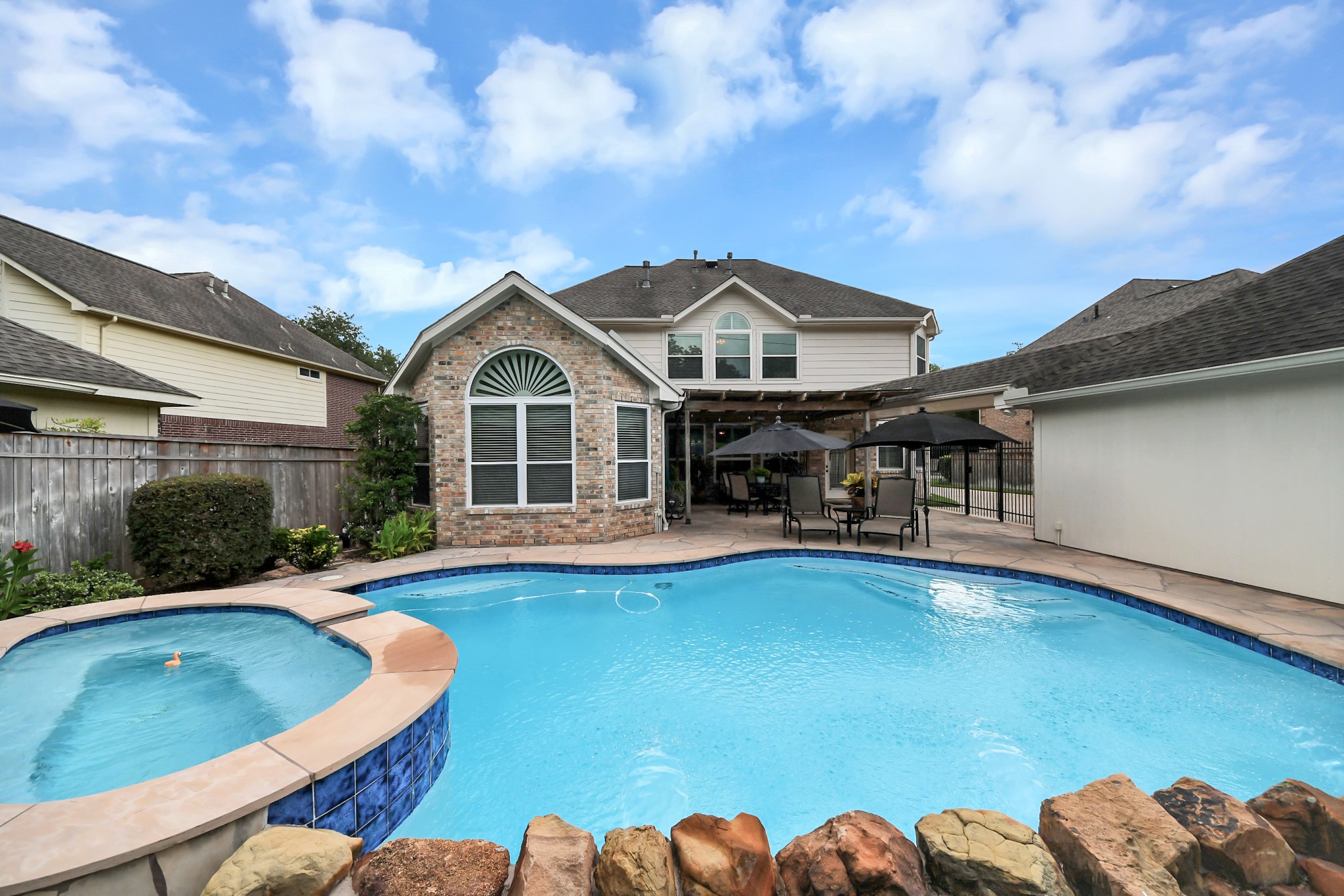 16 Twin Valley Drive Property Photo 8