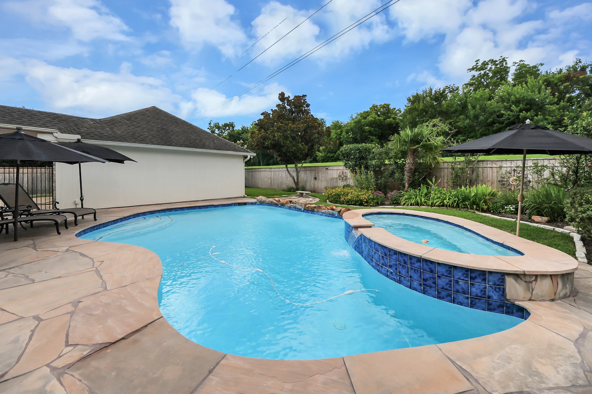 16 Twin Valley Drive Property Photo 10