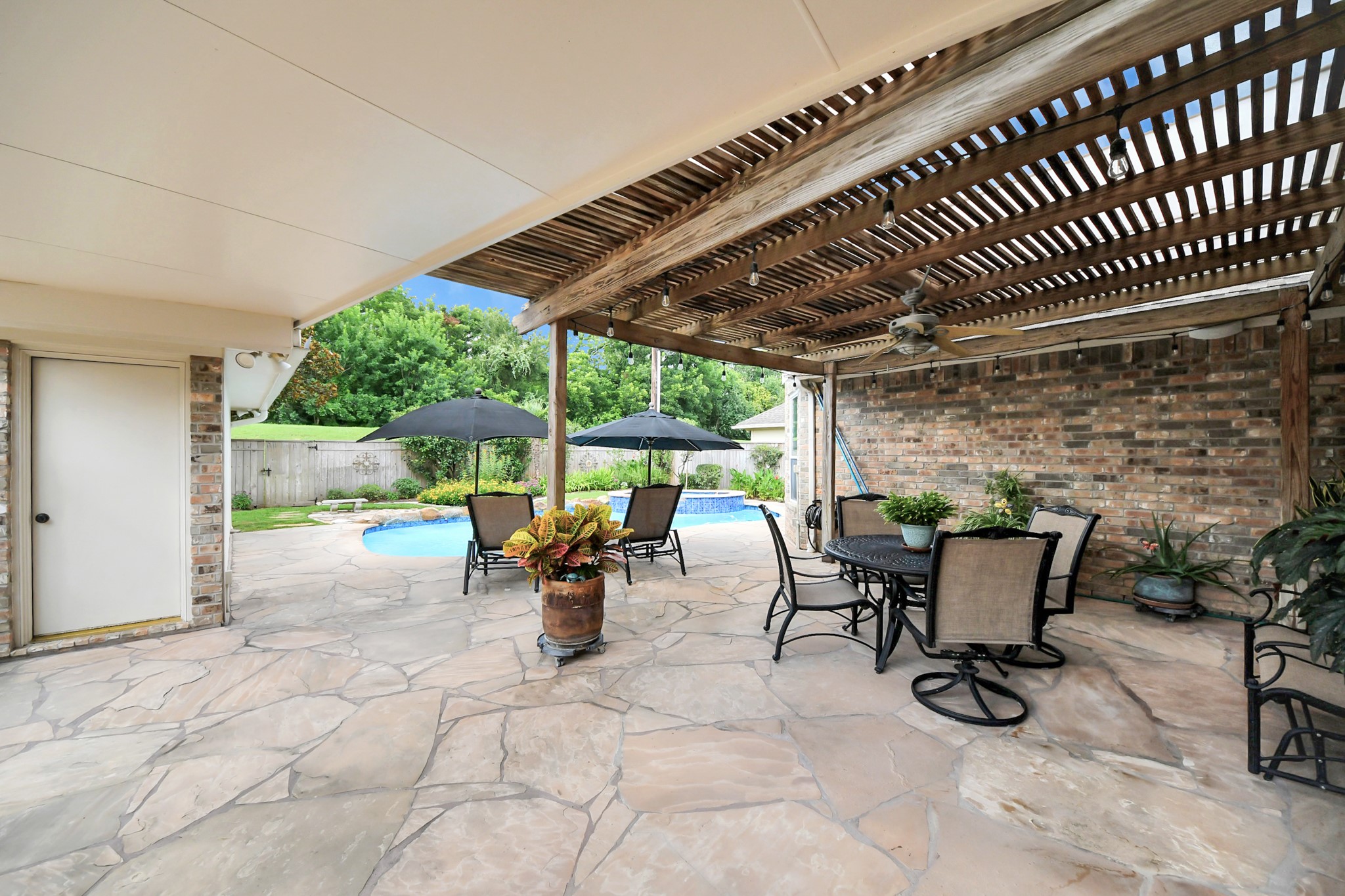16 Twin Valley Drive Property Photo 12