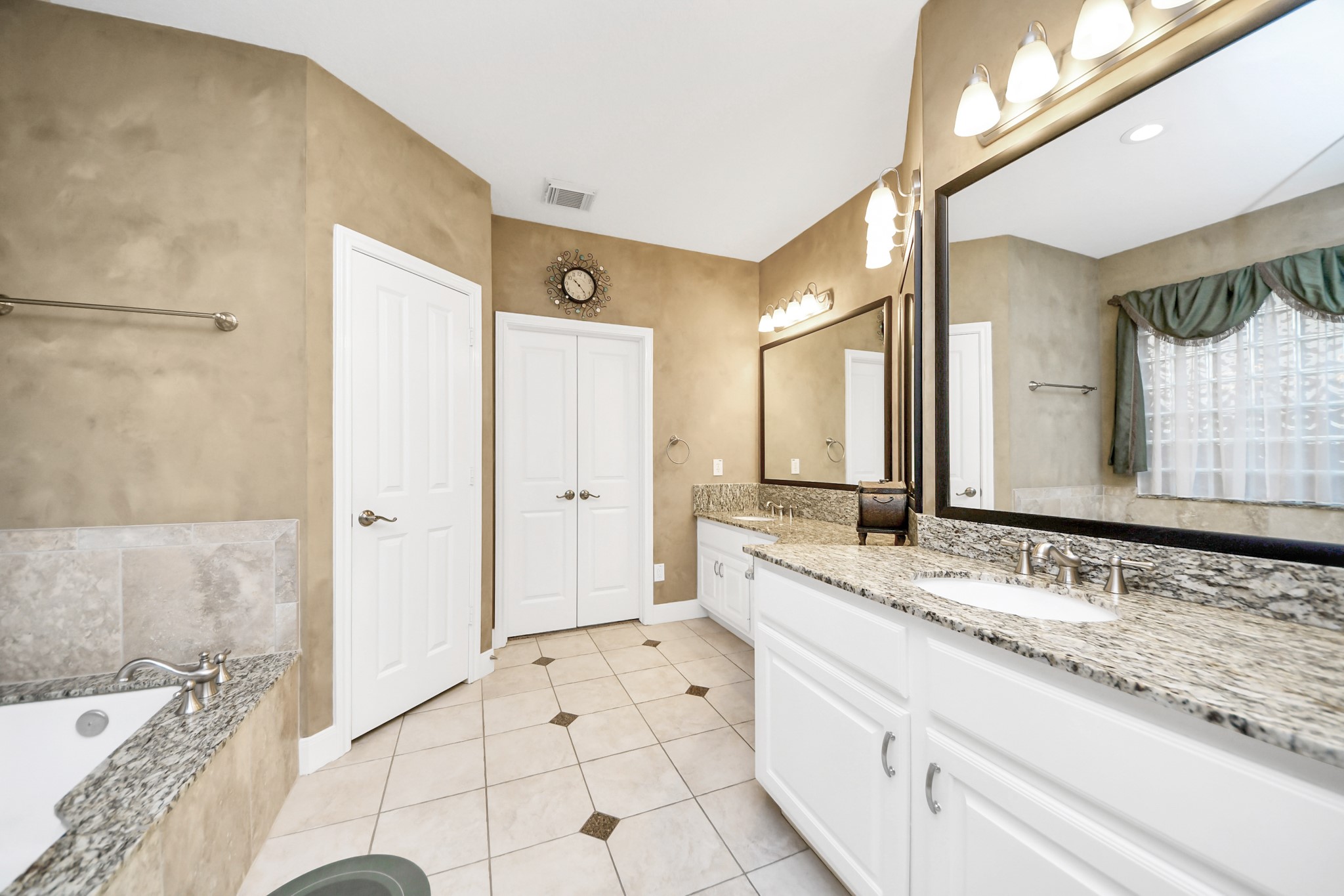 16 Twin Valley Drive Property Photo 32