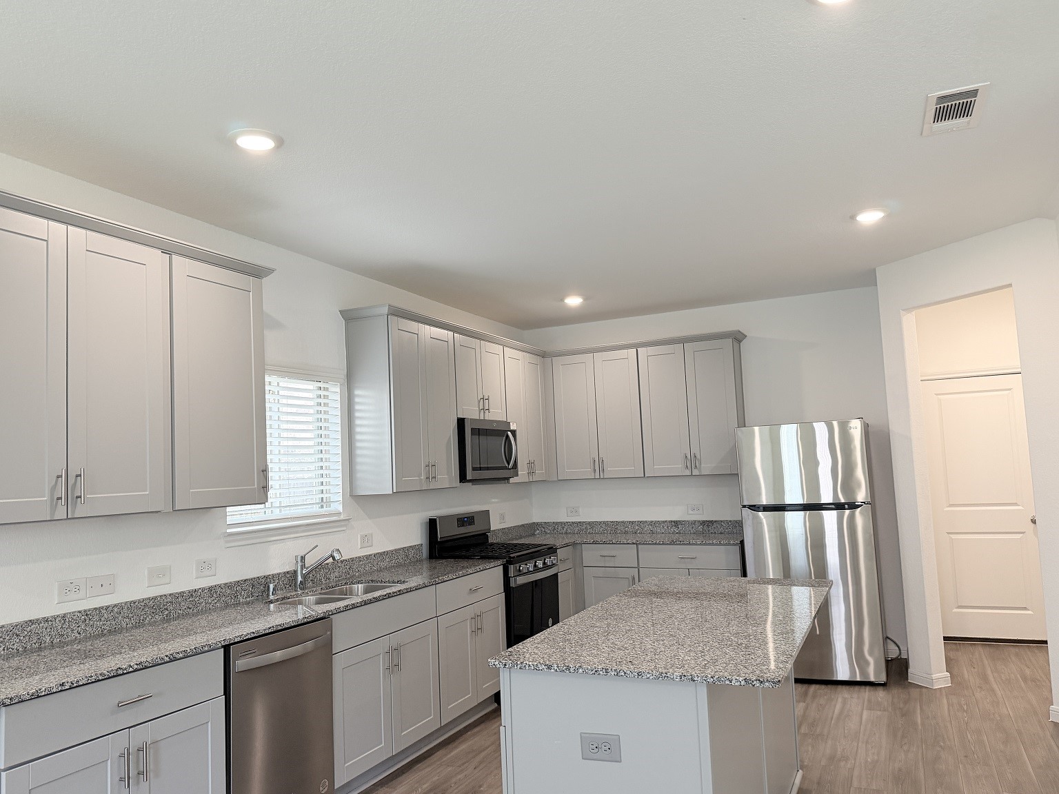 1020 Laguna Cove Drive Property Photo 6