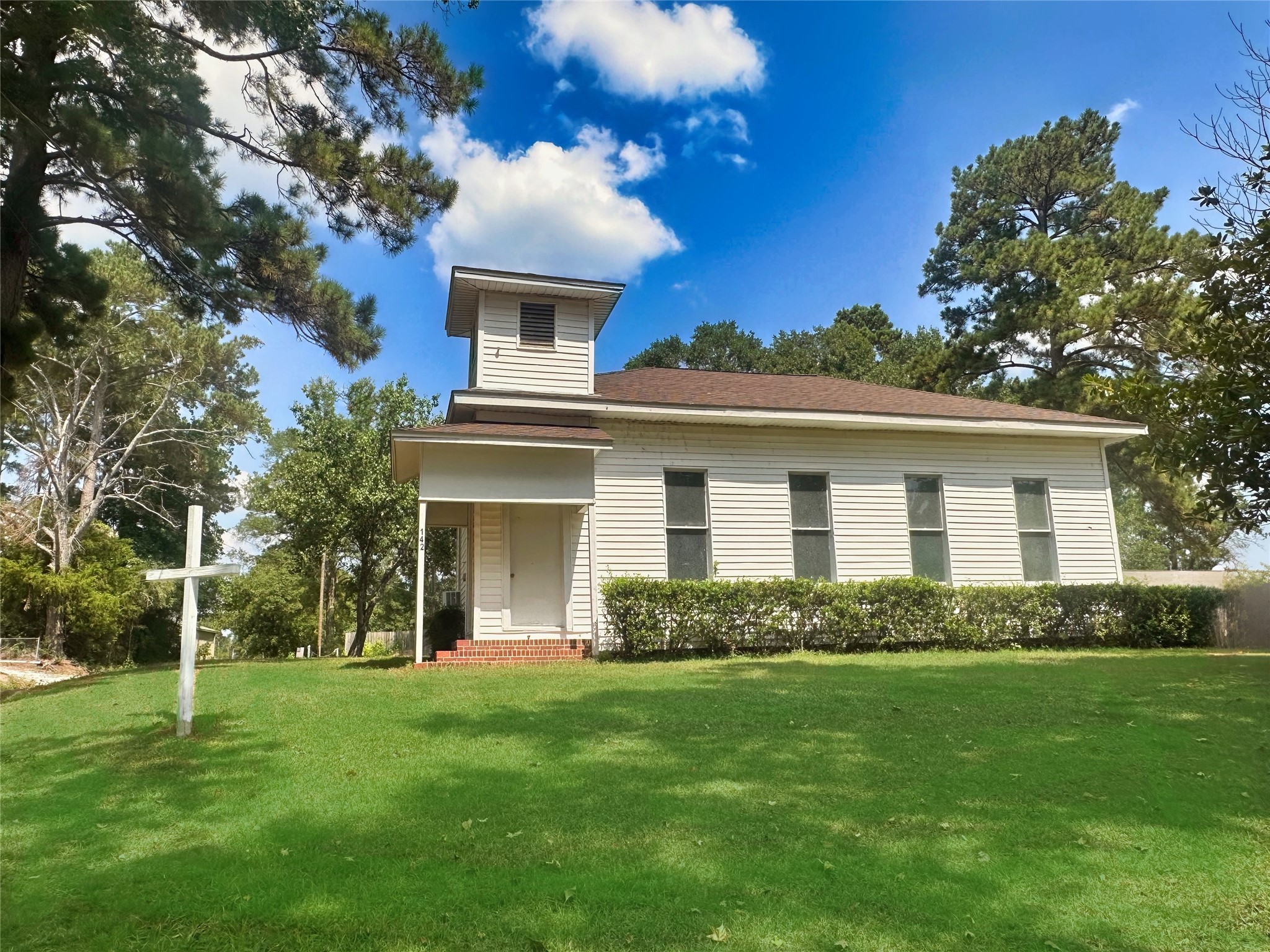 142 Rowe Lane Property Photo 1