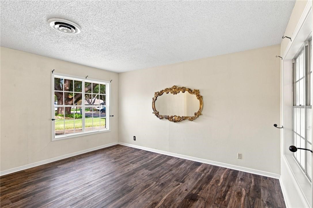 108 Castleway Street Property Photo 6