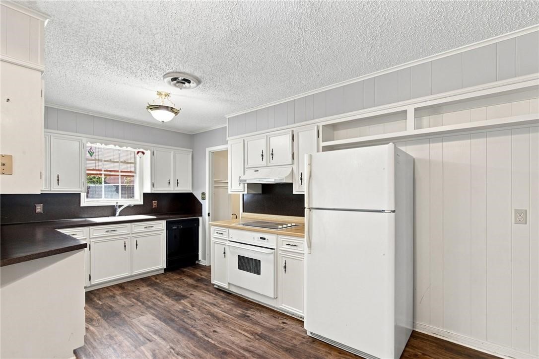 108 Castleway Street Property Photo 11