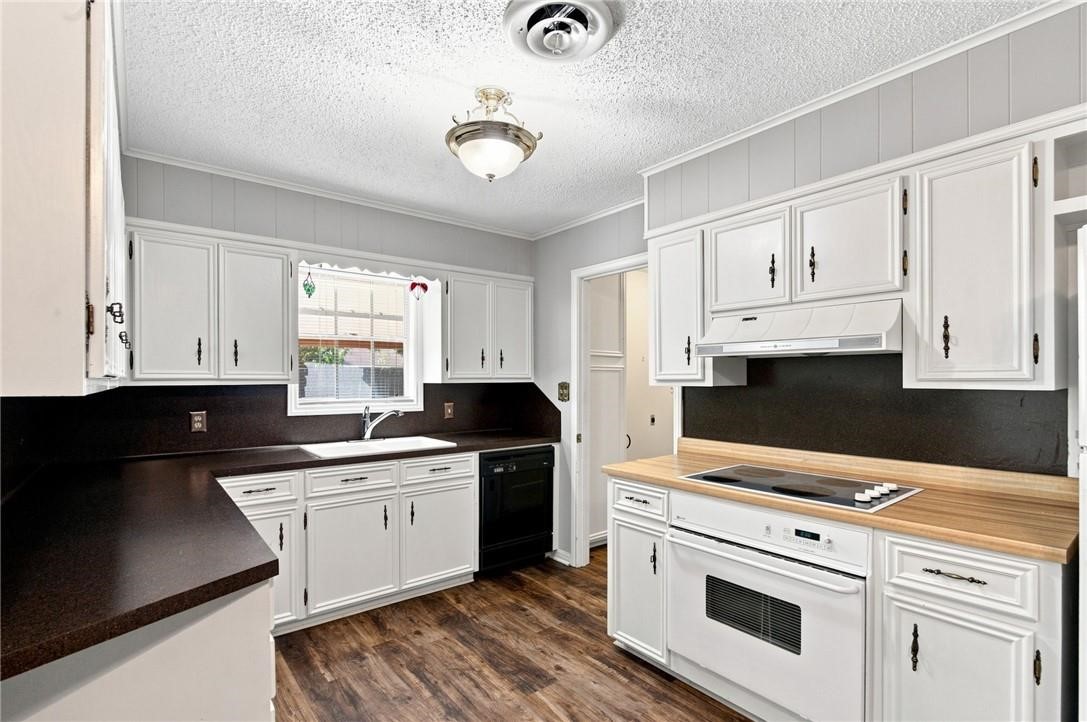 108 Castleway Street Property Photo 12