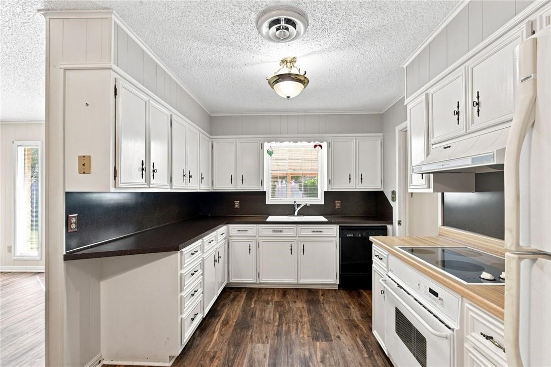 108 Castleway Street Property Photo 14
