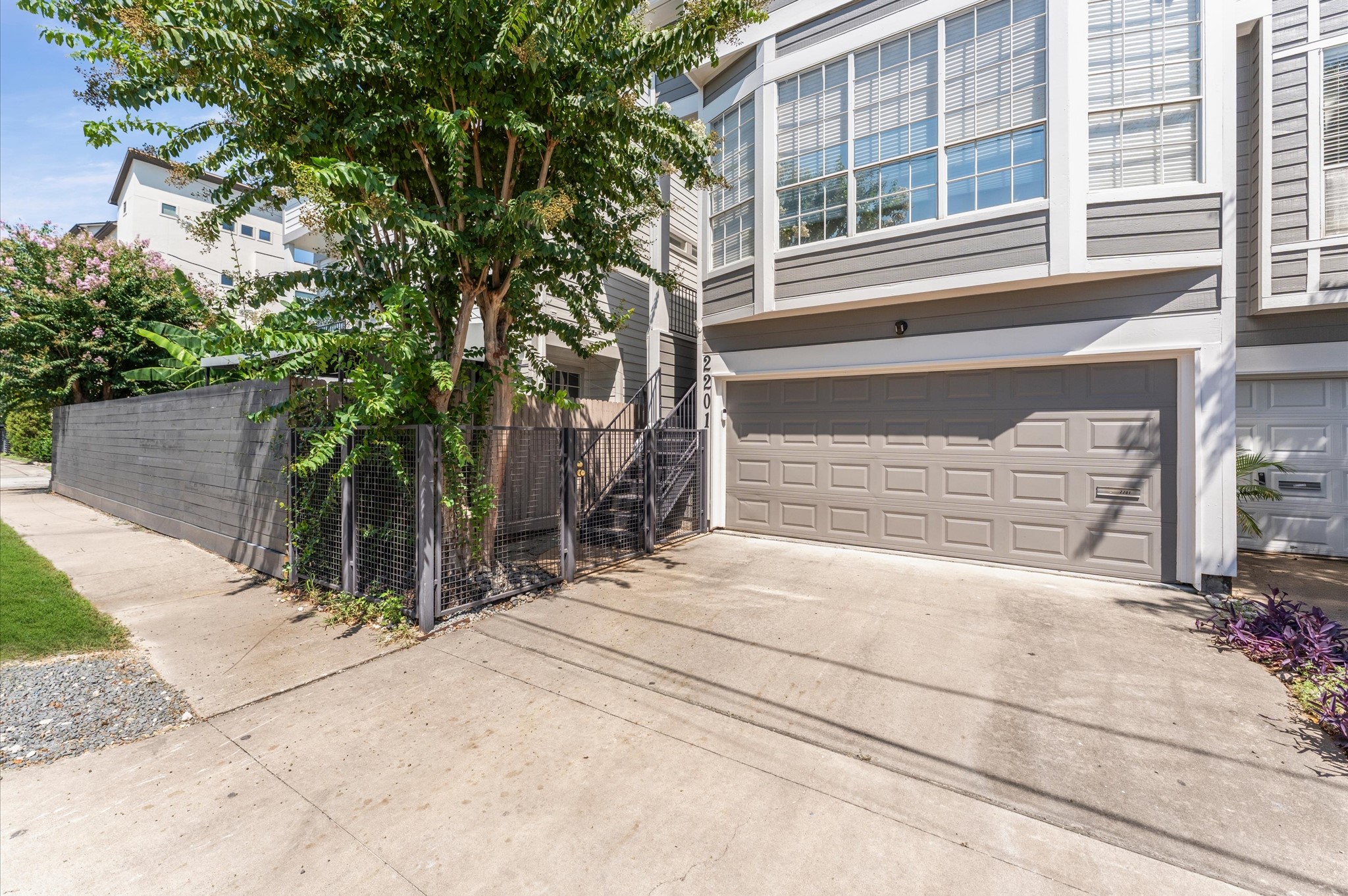 2201 Crocker Street Property Photo 4