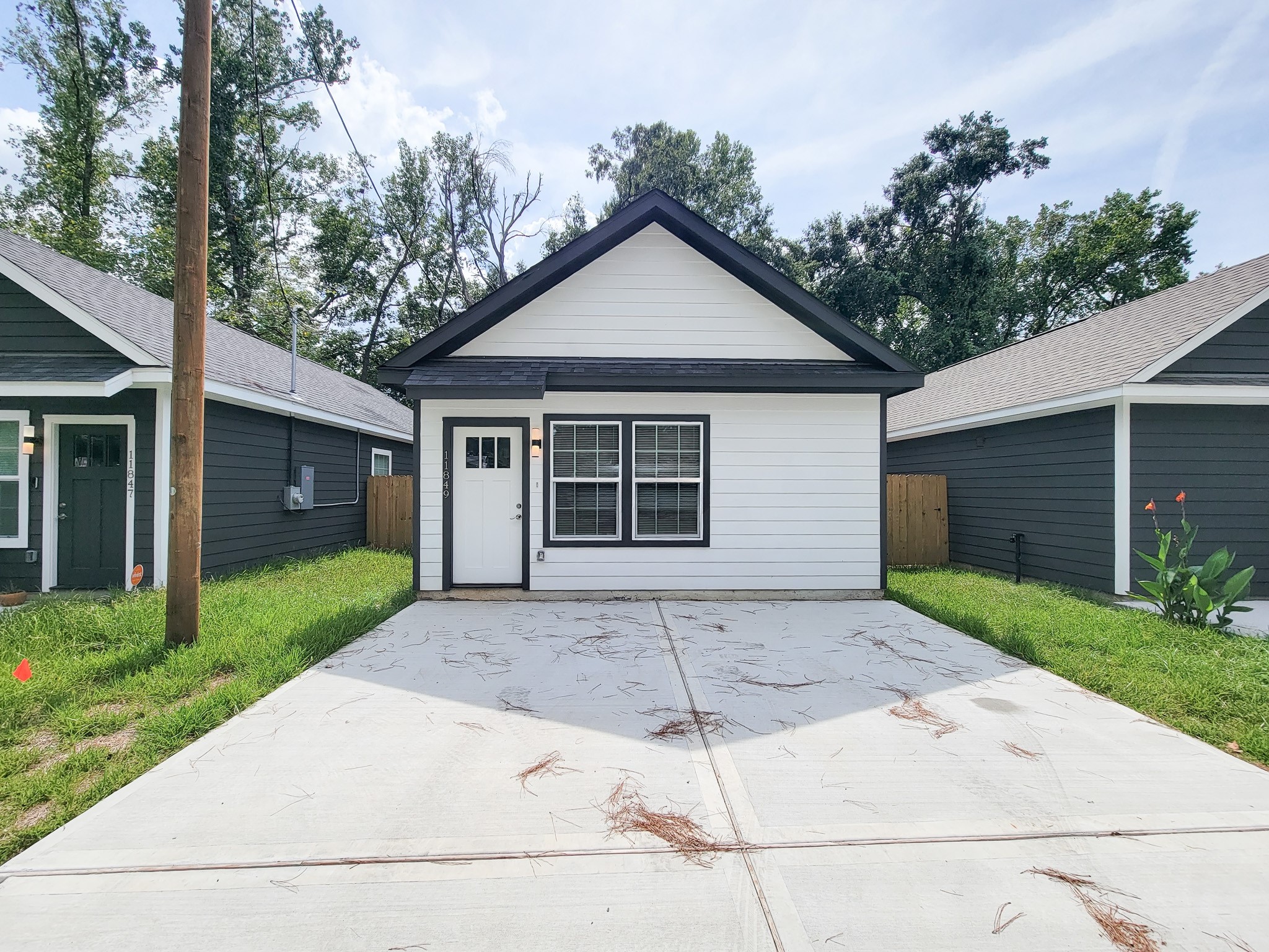 11851 NELWOOD Street Property Photo 1
