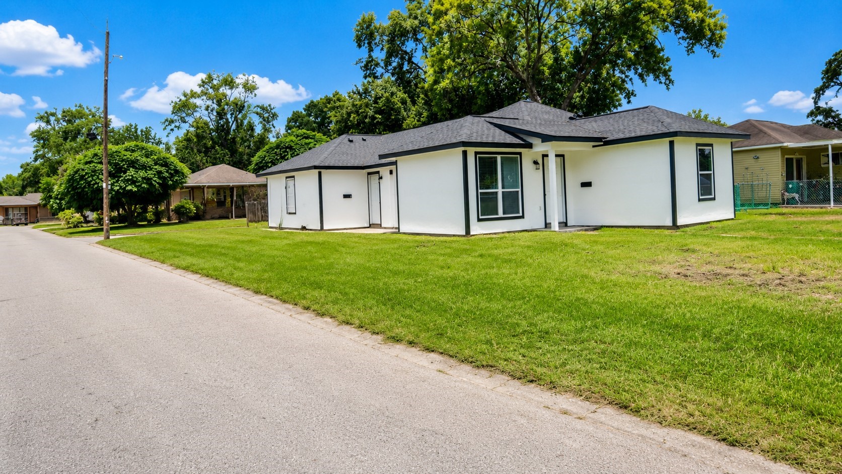 1206 Pinewood Lane Property Photo 3