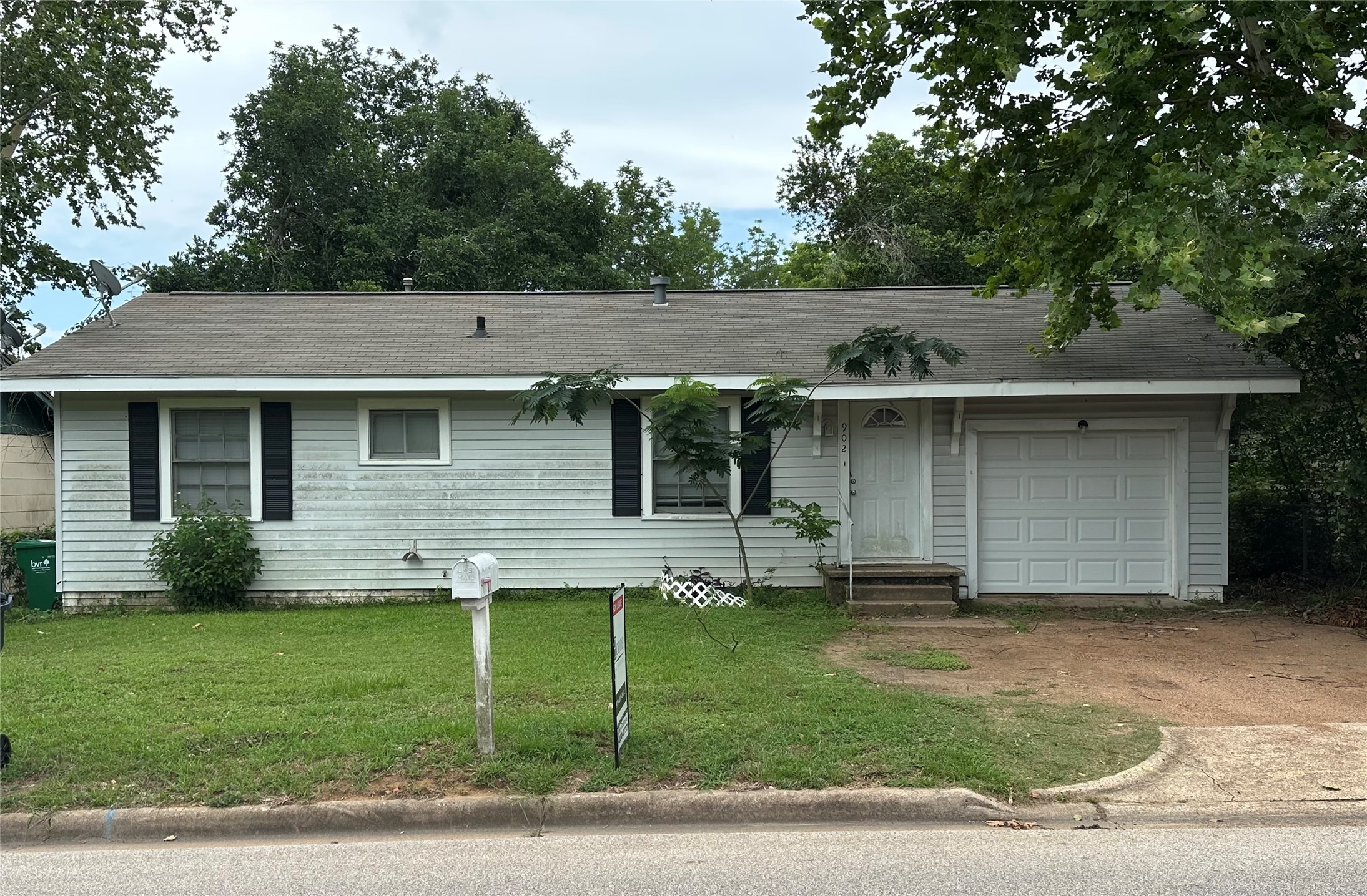 902 E Stone Street Property Photo 1