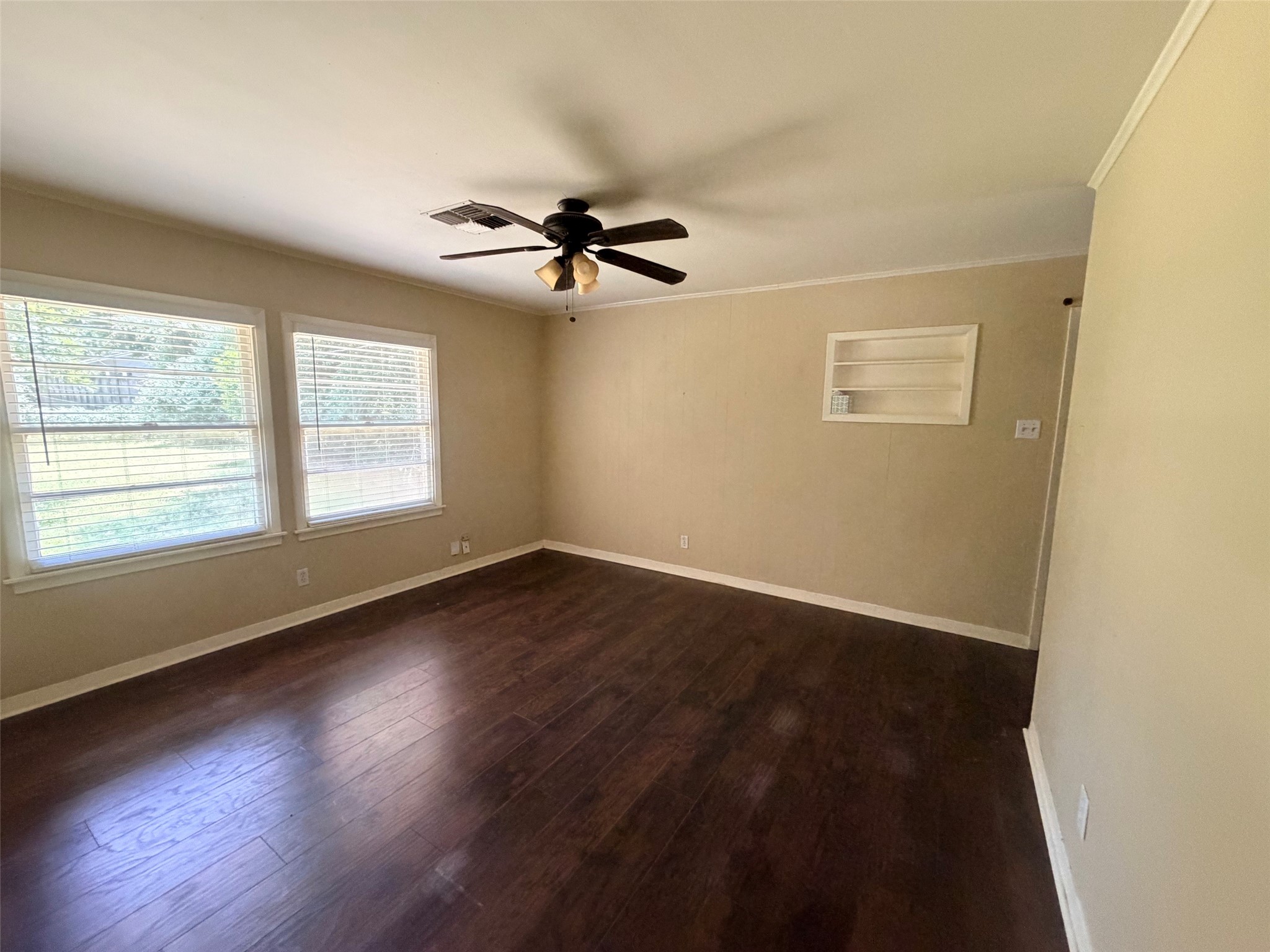 902 E Stone Street Property Photo 2