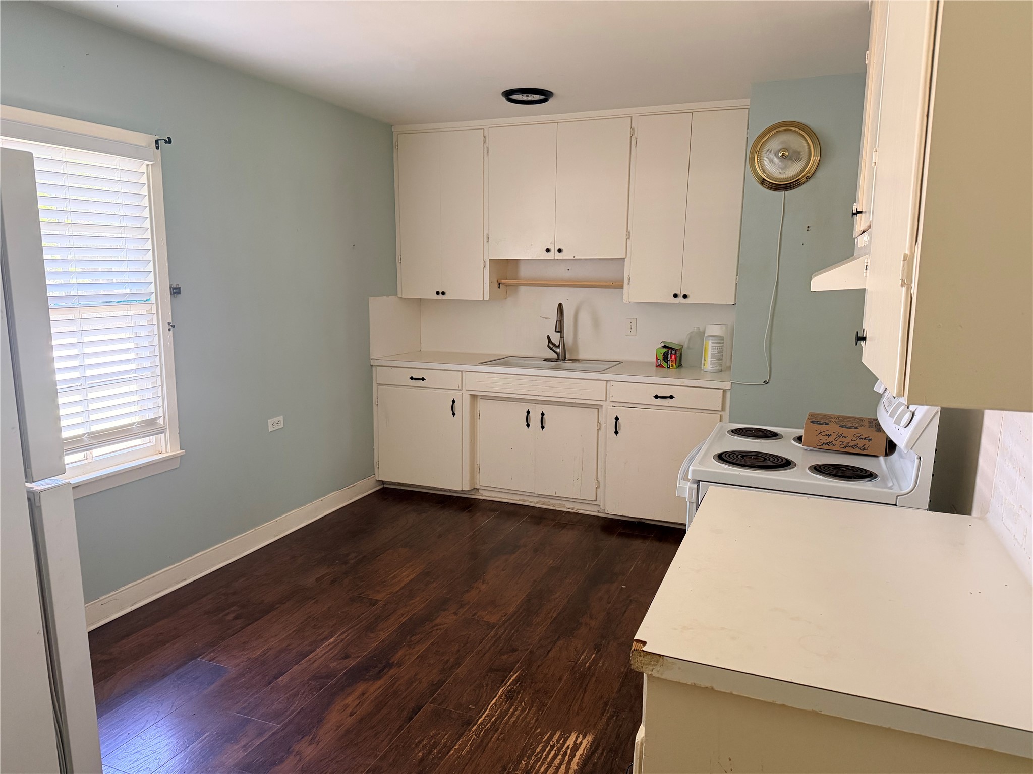 902 E Stone Street Property Photo 4