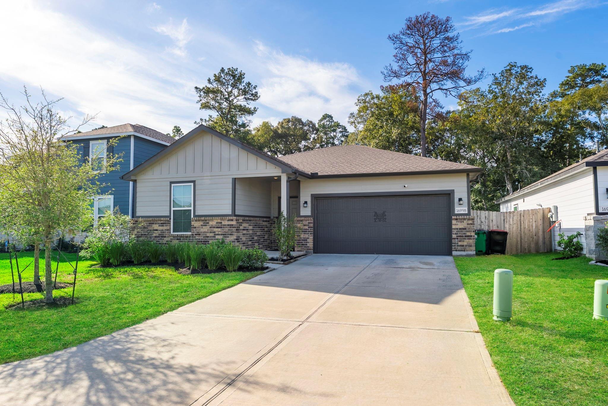 16998 Hazelnut Drive, Conroe Tx 77302 Property Photo 1