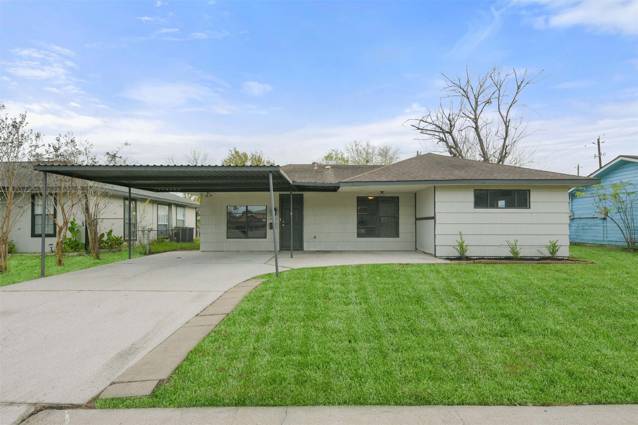 1913 Scarborough Lane Property Photo 1