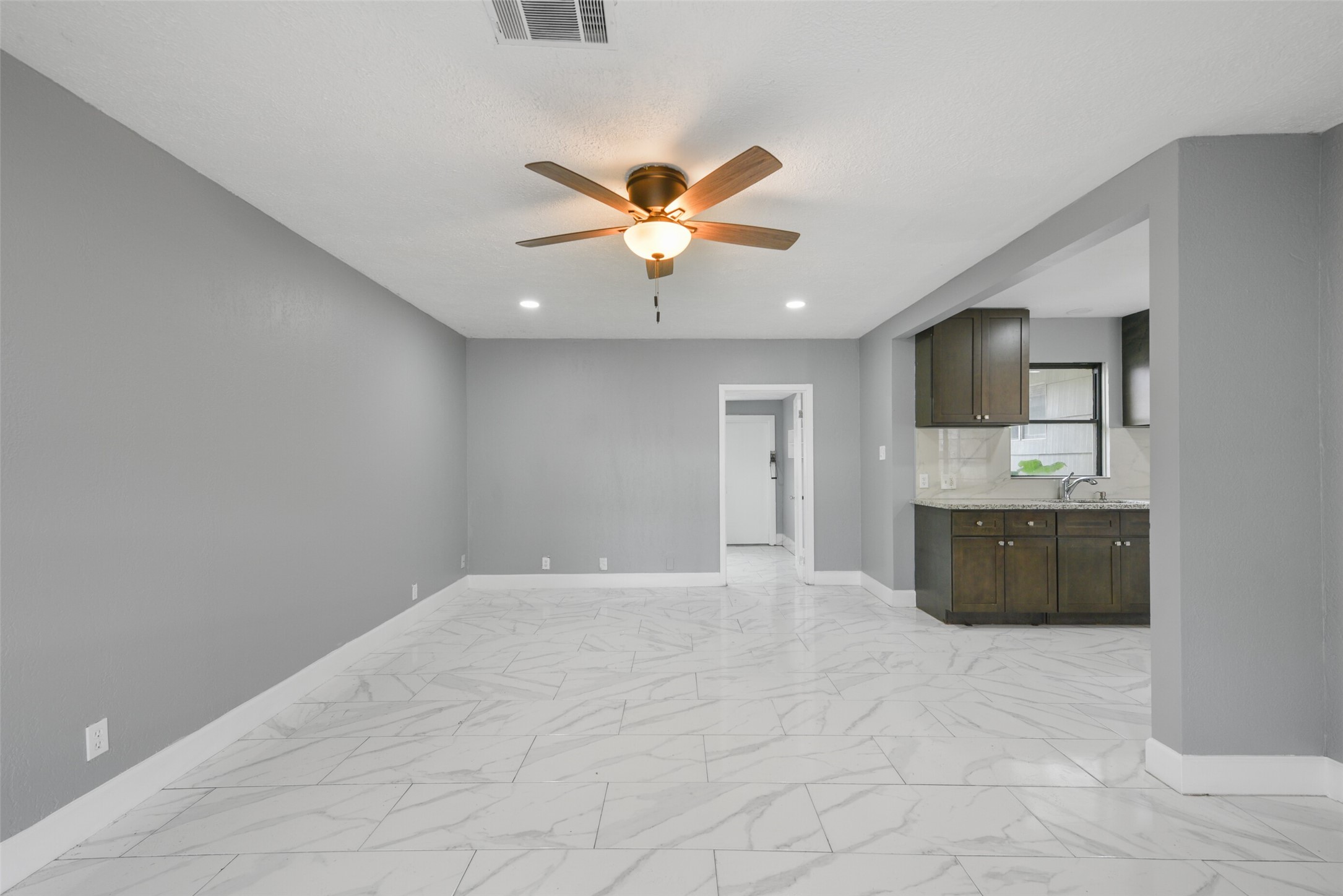 1913 Scarborough Lane Property Photo 2