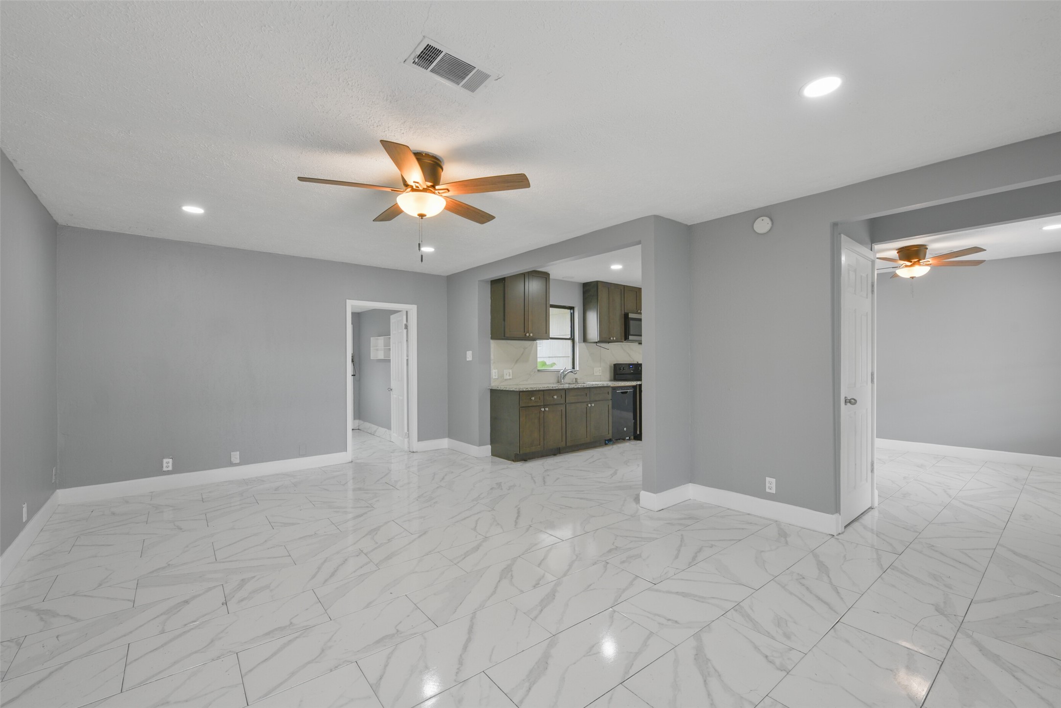 1913 Scarborough Lane Property Photo 3