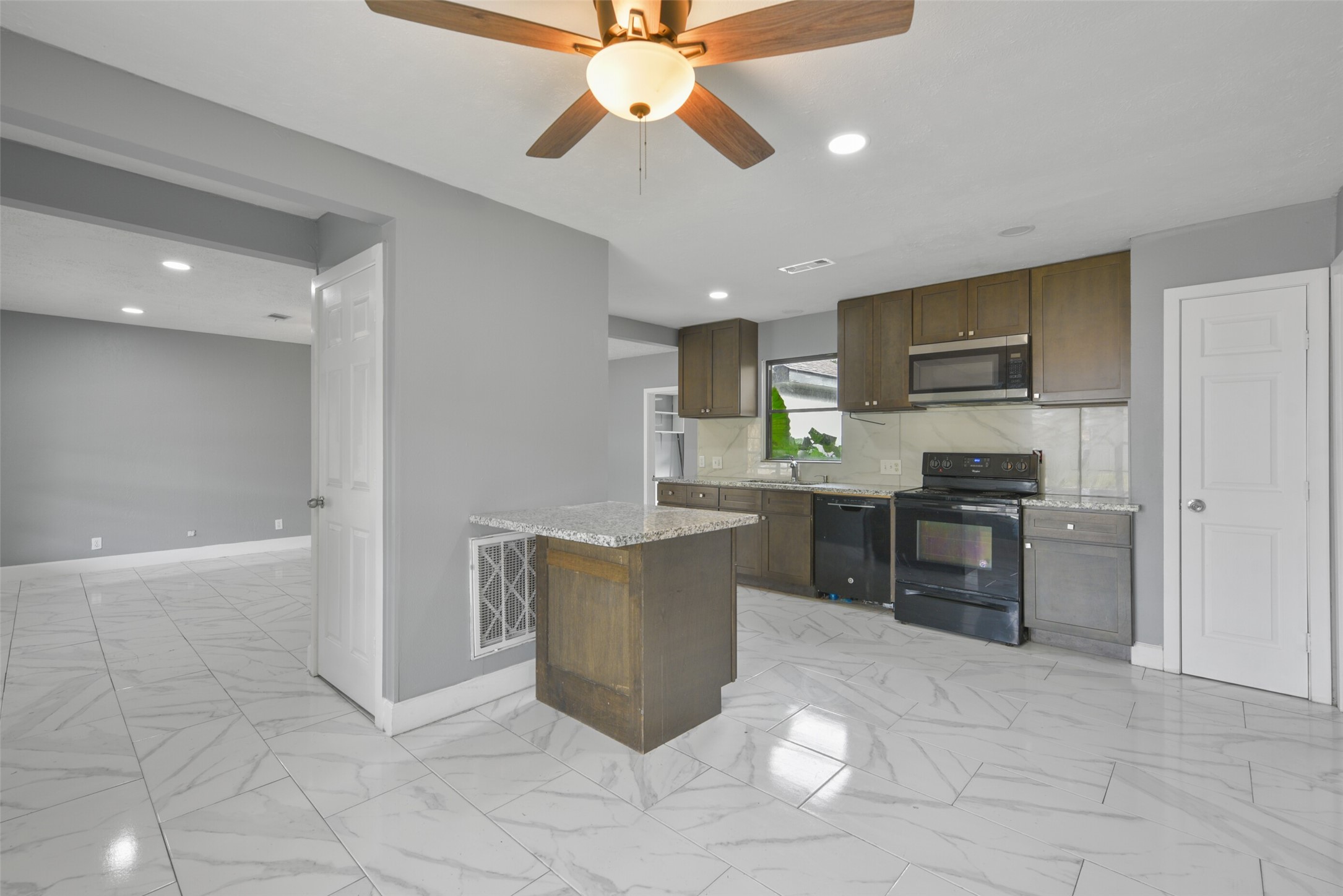 1913 Scarborough Lane Property Photo 6