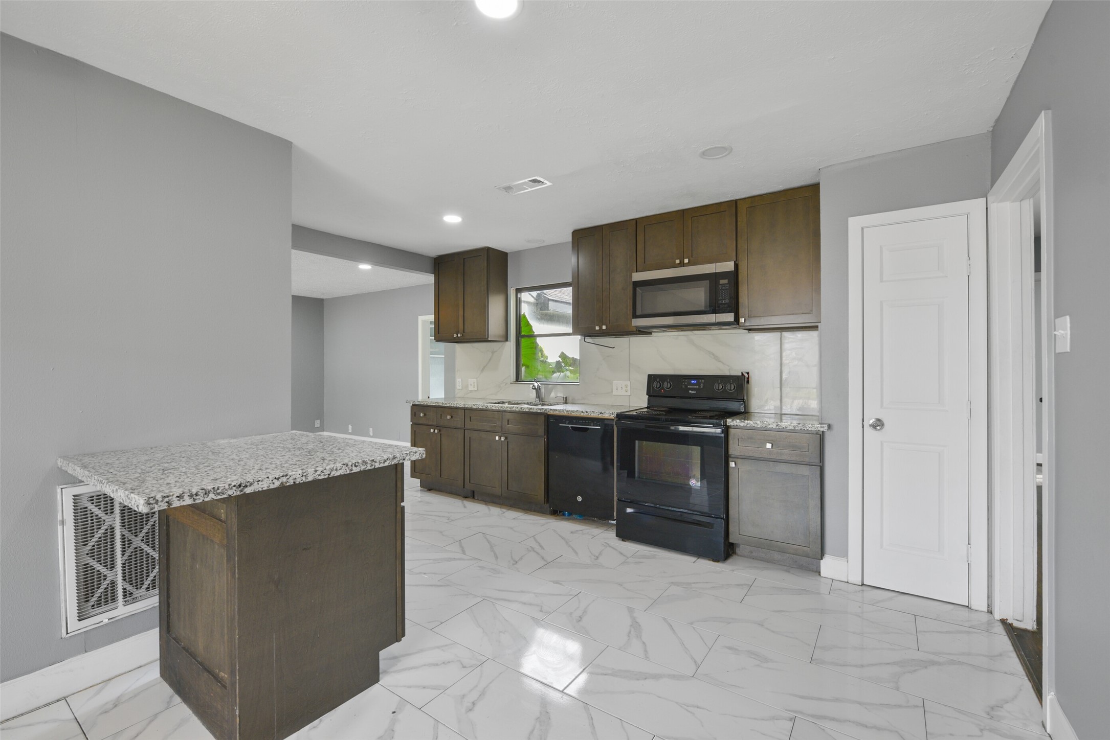 1913 Scarborough Lane Property Photo 7