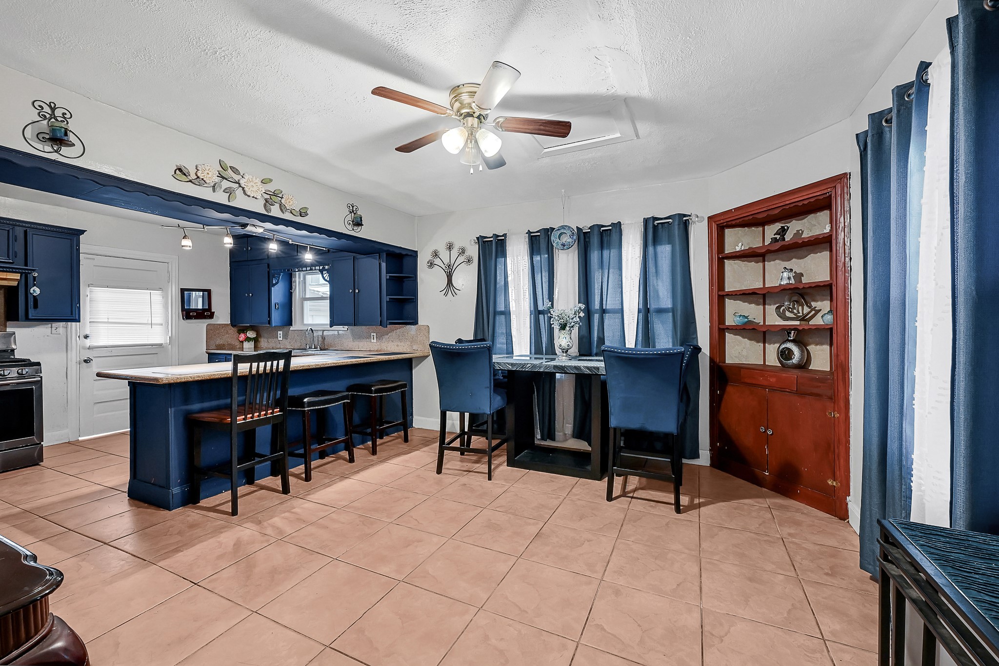 5642 Craig Street Property Photo 4