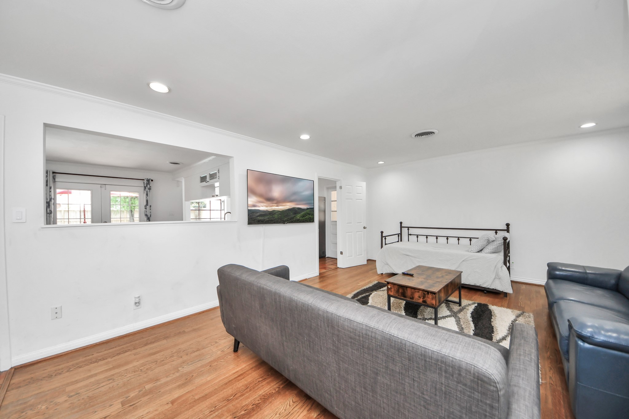 5139 Beechnut Street Property Photo 6
