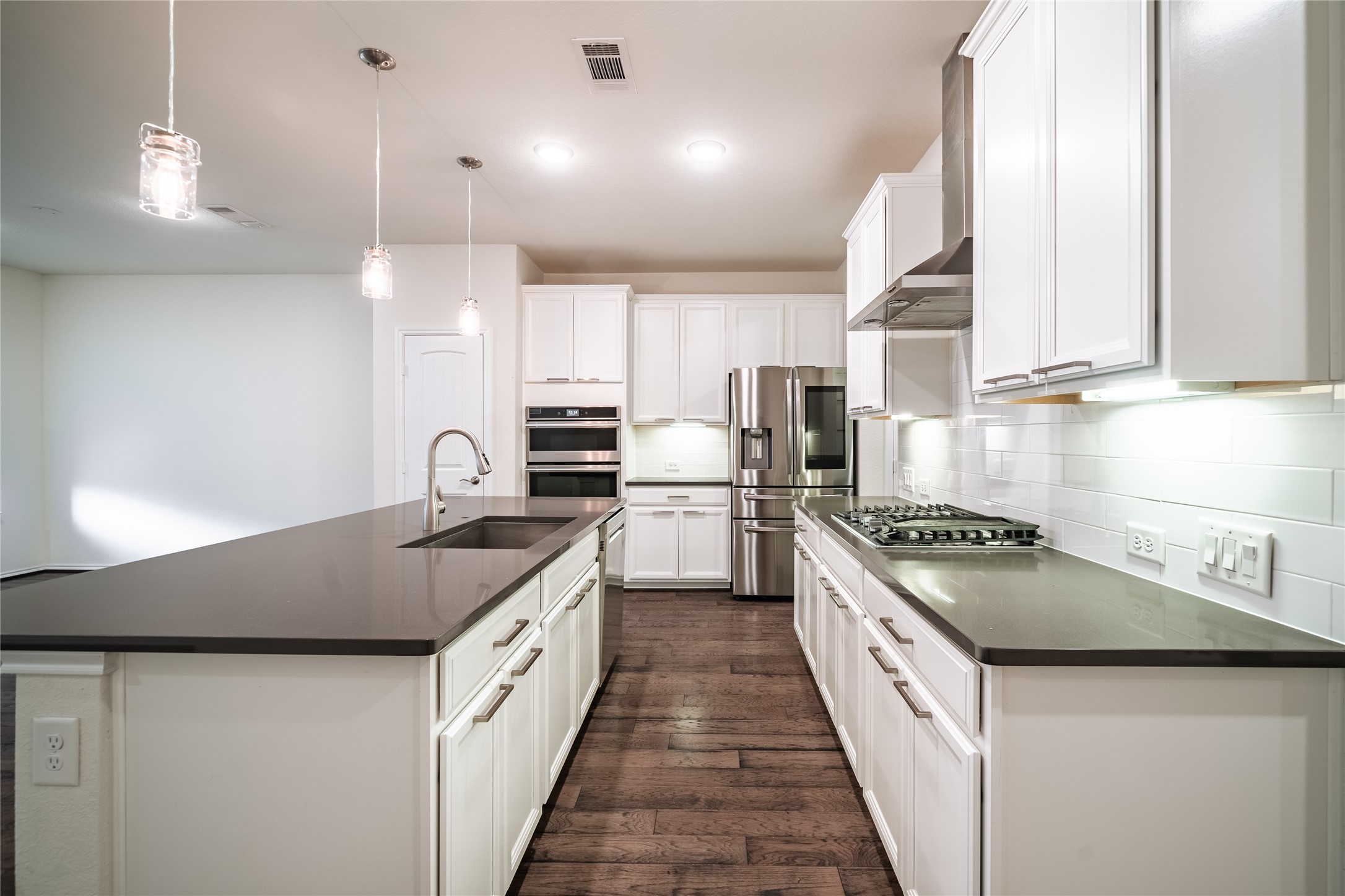 10918 Cannes Memorial Drive Property Photo 5