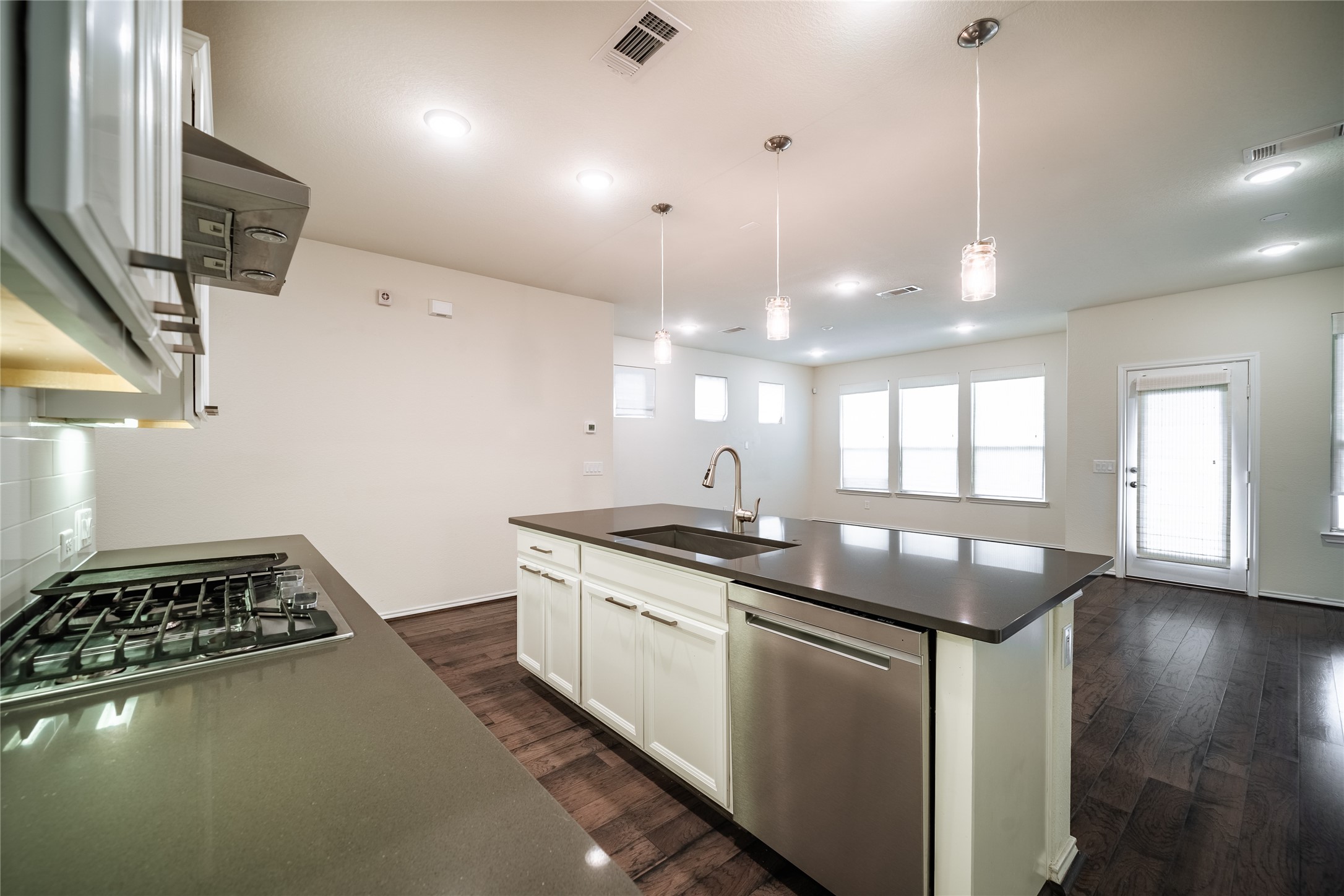 10918 Cannes Memorial Drive Property Photo 6