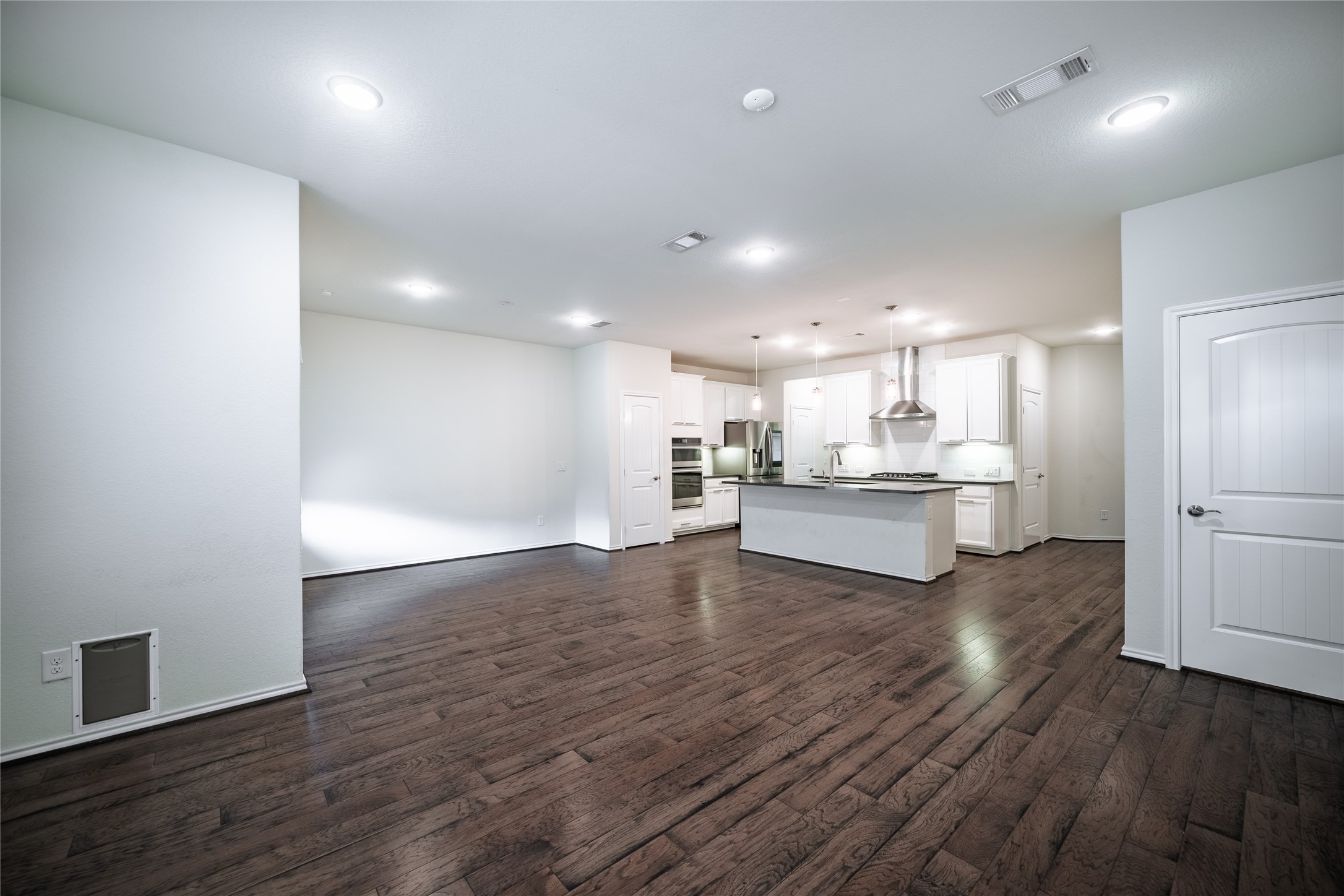 10918 Cannes Memorial Drive Property Photo 7