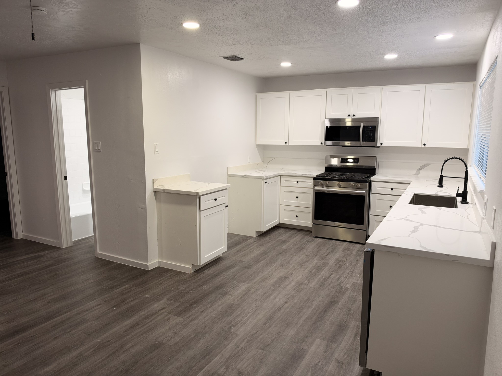 916 Brook Forest Drive B Property Photo 6