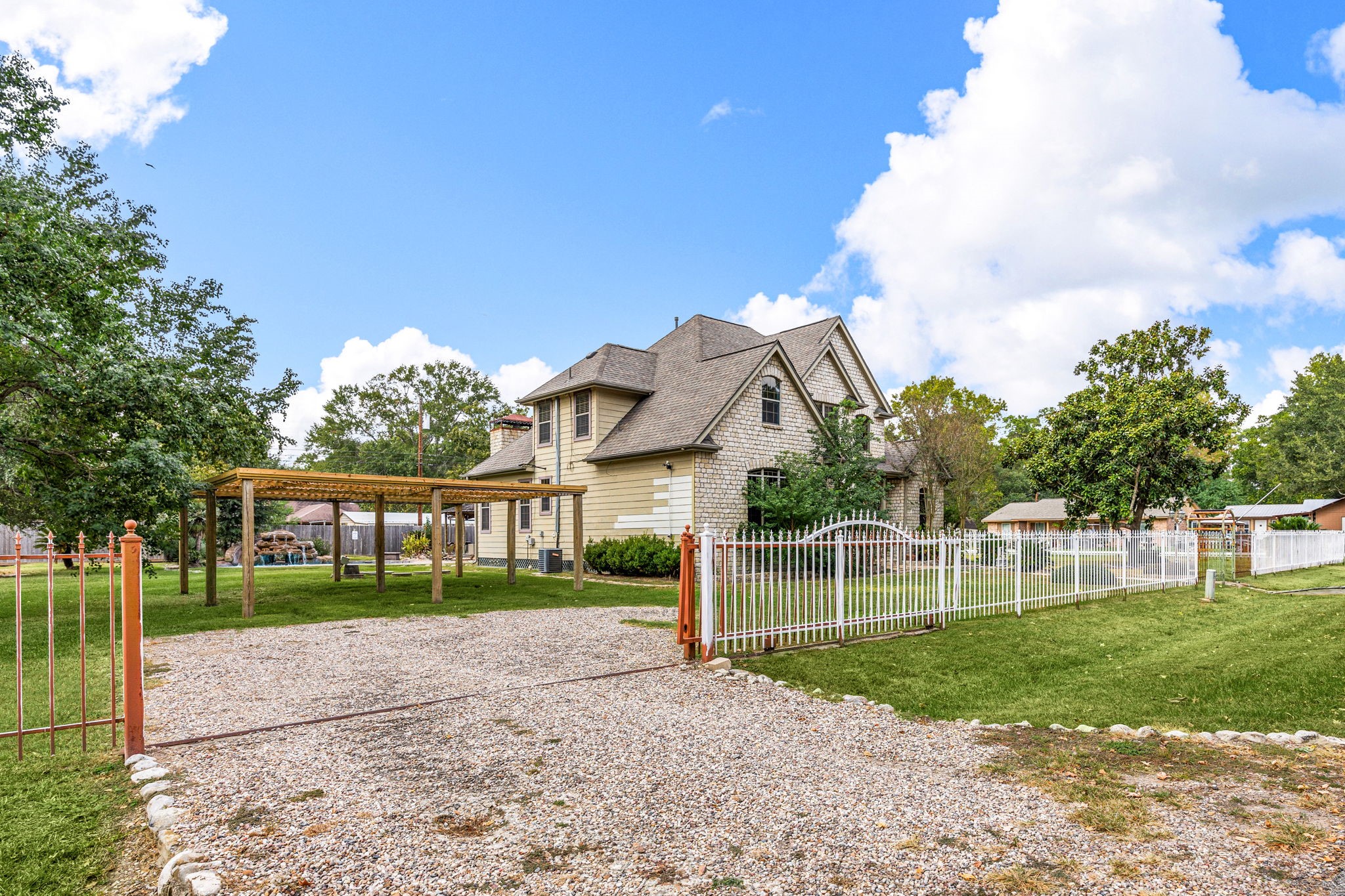 21427 Tophill Drive Property Photo 4