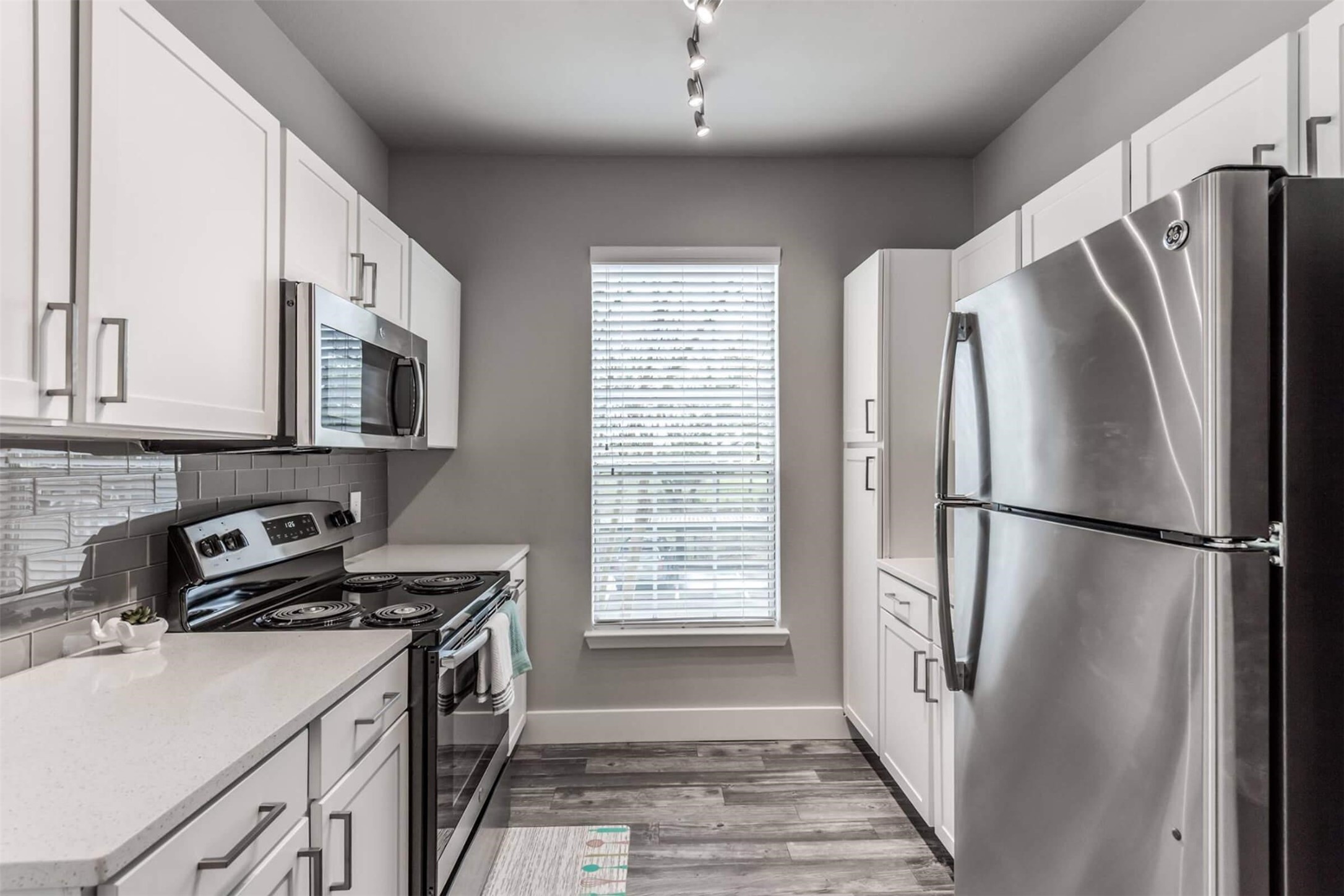19100 N Glenwest Drive 325 Property Photo 6