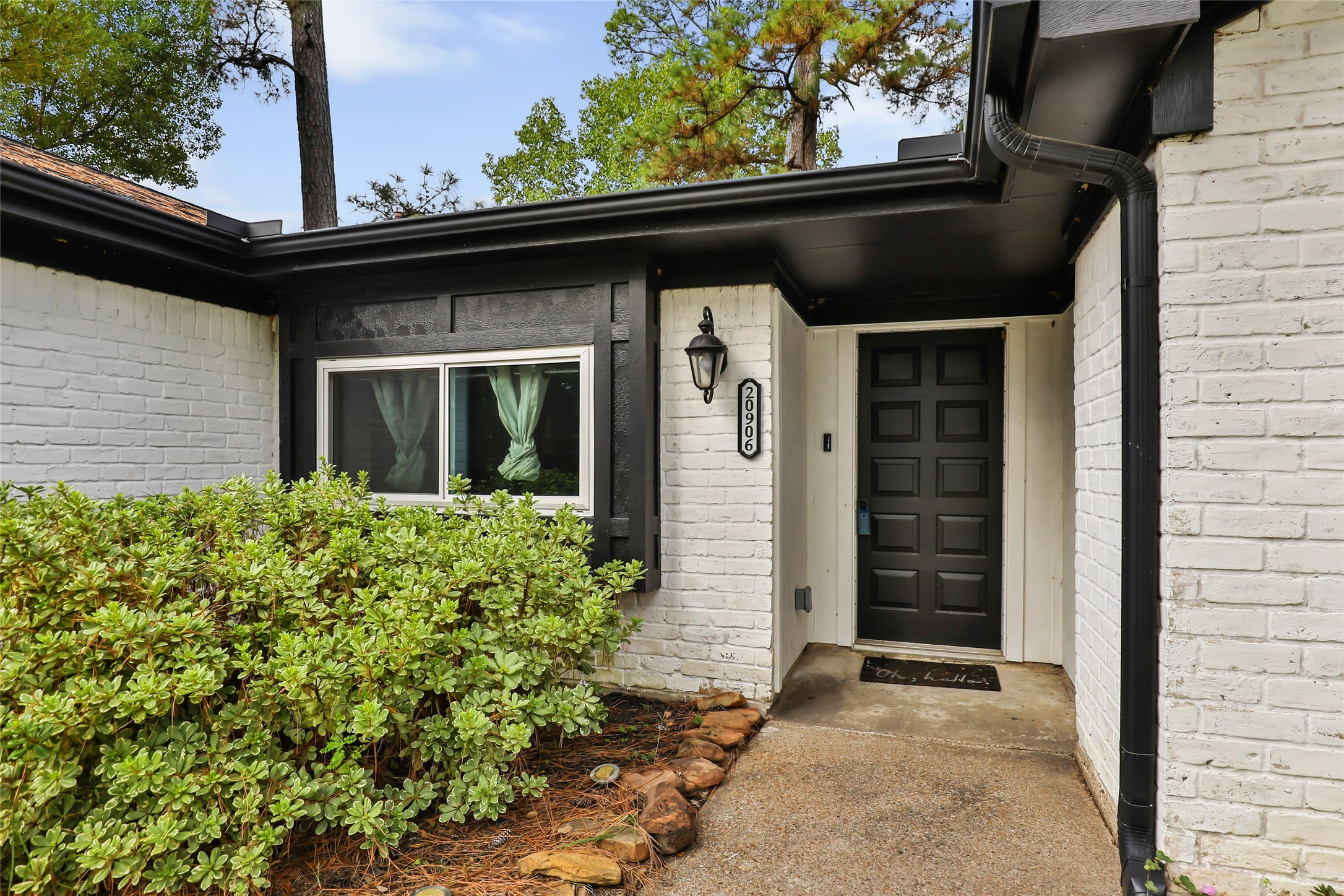 20906 Flaming Arrow Trail Property Photo 4