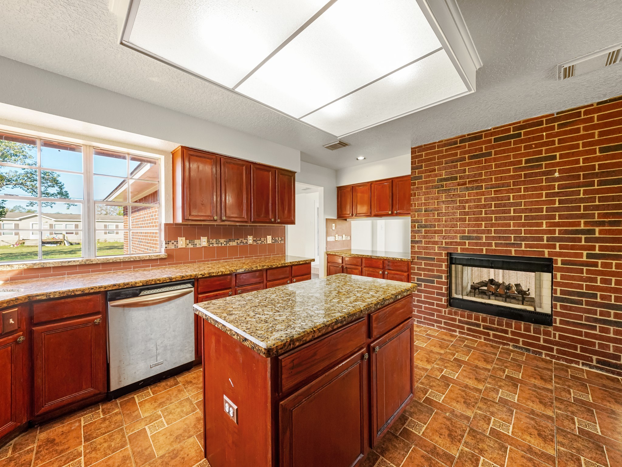 2443 Illinois Street Property Photo 8