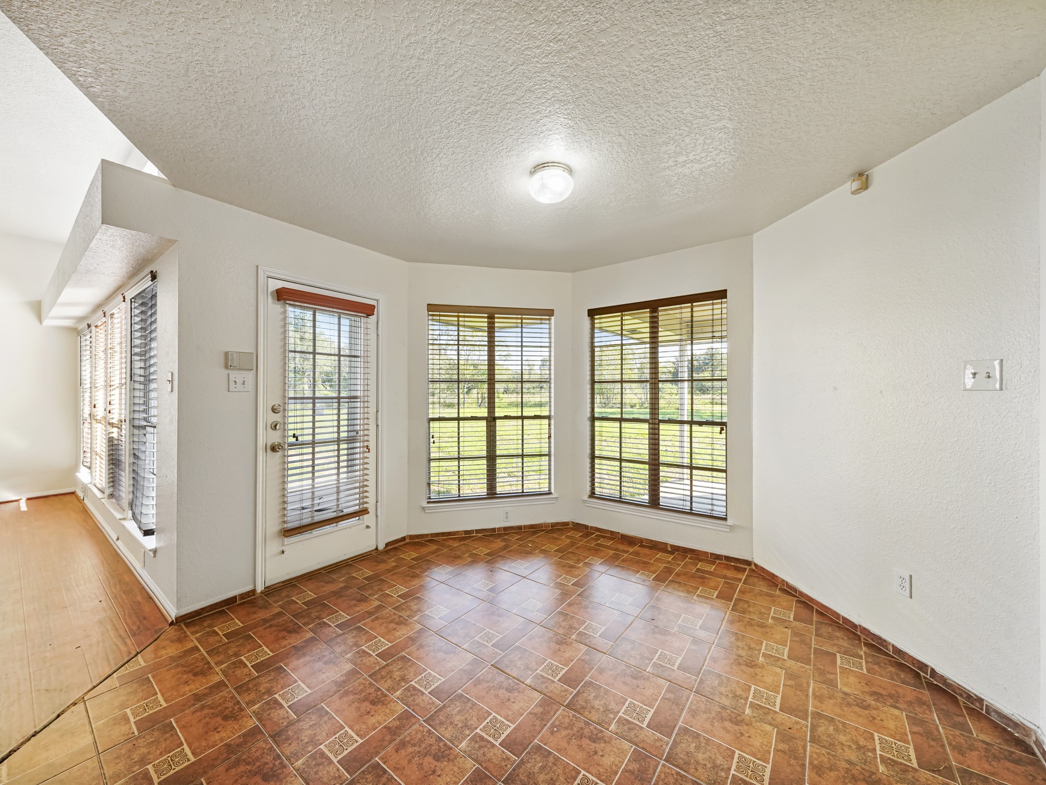 2443 Illinois Street Property Photo 11
