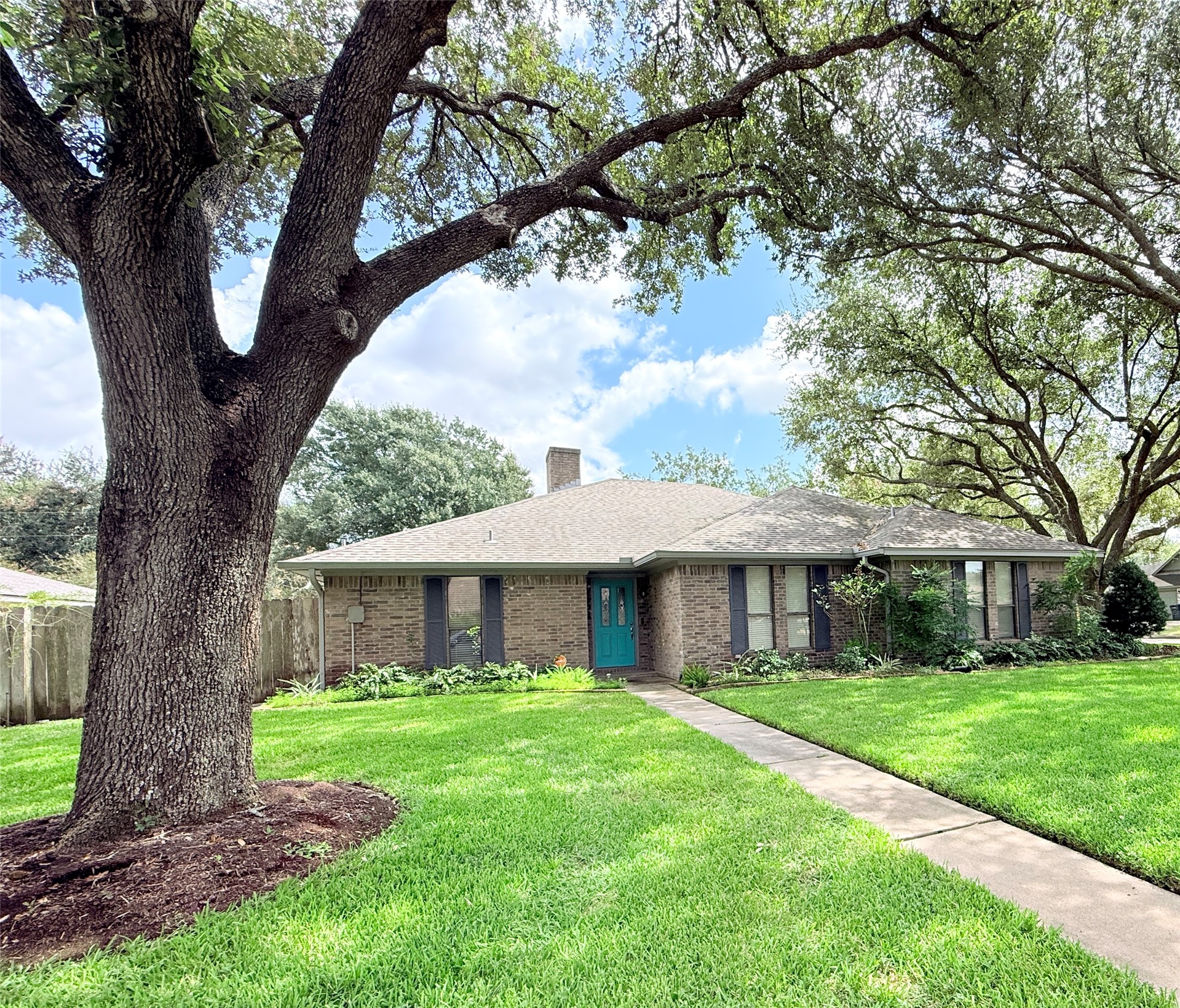 2902 Willow Creek Drive Property Photo 2