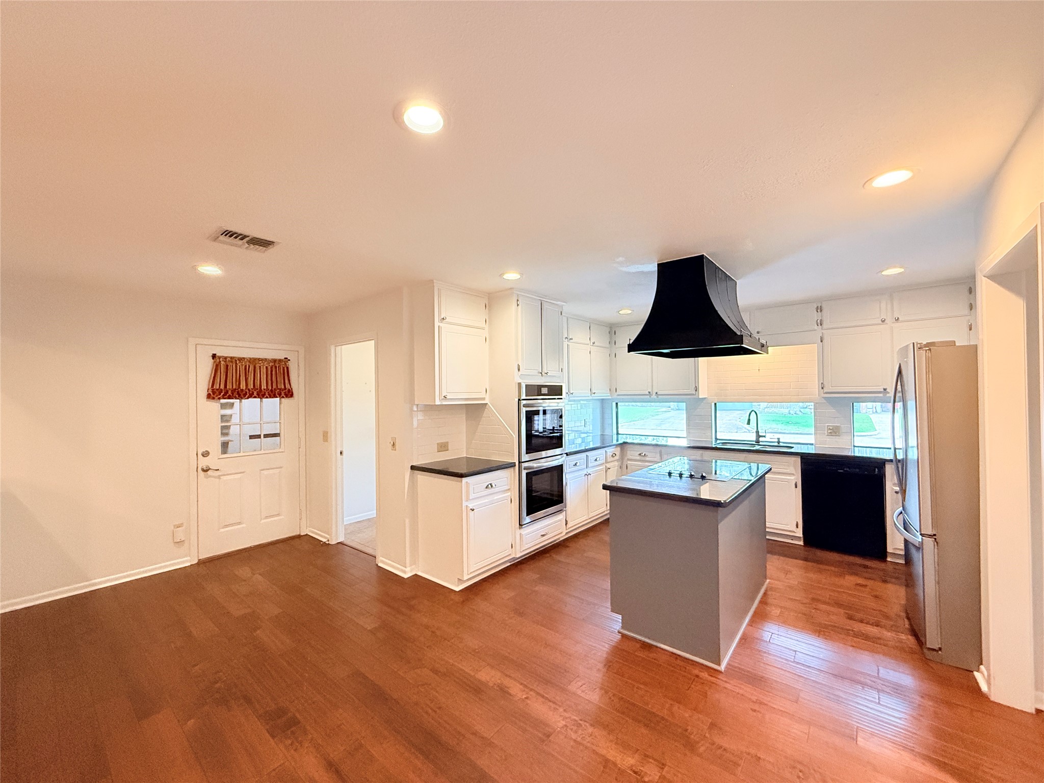 2902 Willow Creek Drive Property Photo 6