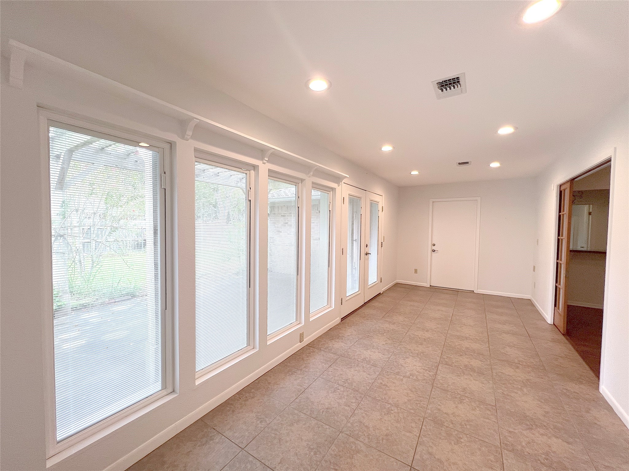 2902 Willow Creek Drive Property Photo 12