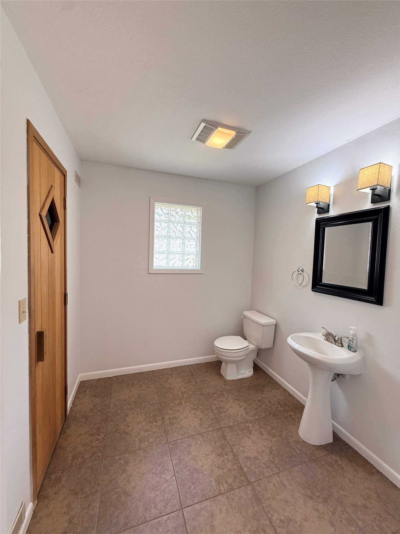 2902 Willow Creek Drive Property Photo 13